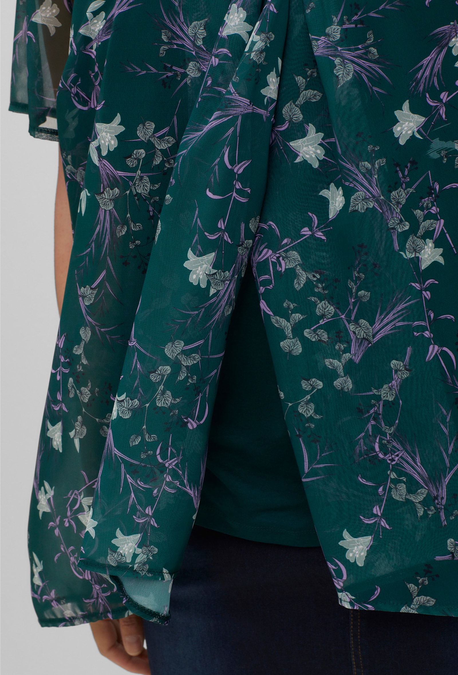 sheego 2-in-1-Shirt aus Chiffon, mit Schlitz vorn - tiefgrün-bedruckt