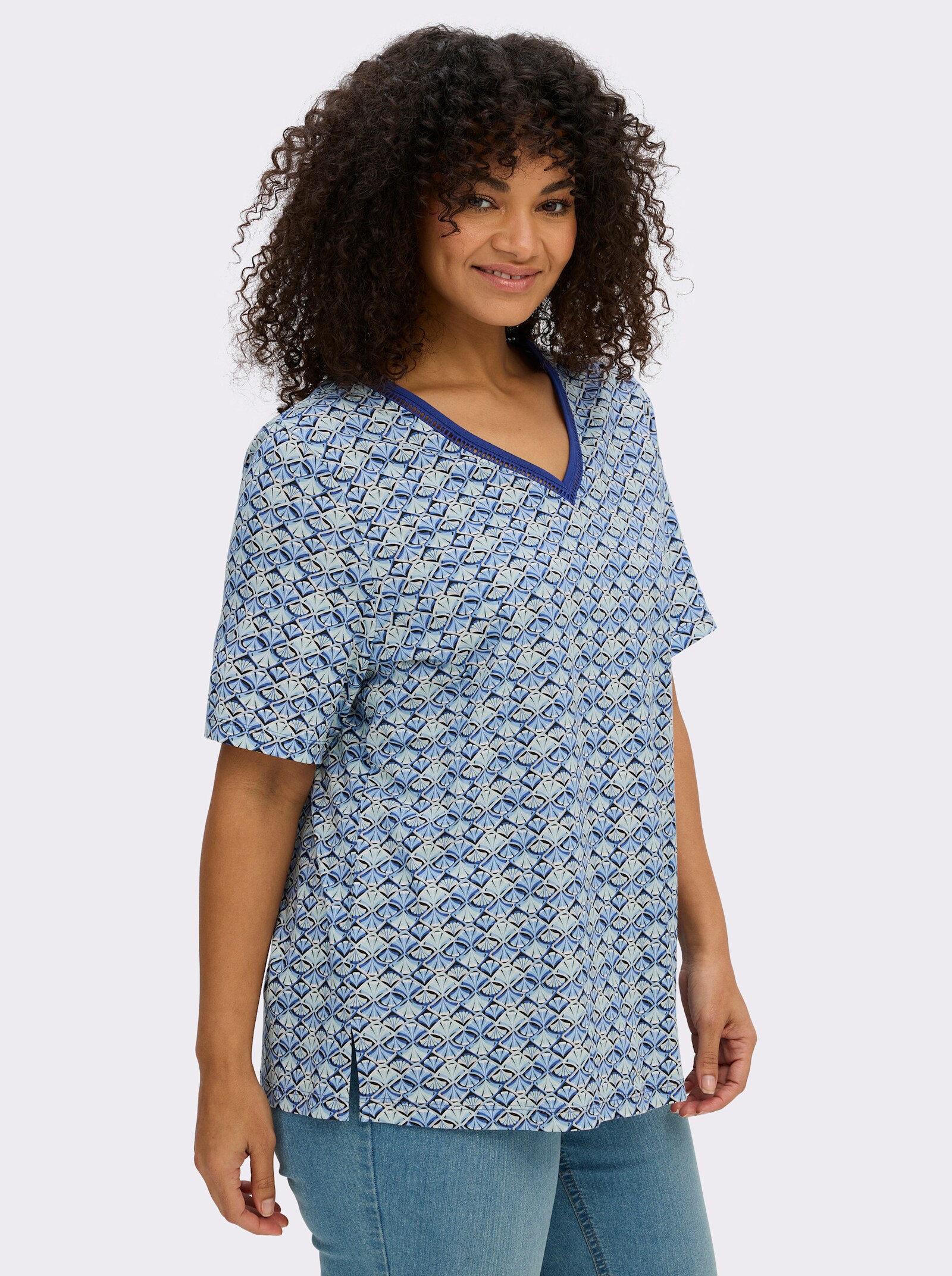 sheego V-Shirt mit Alloverdruck - schwarz-hellblau-bedruckt