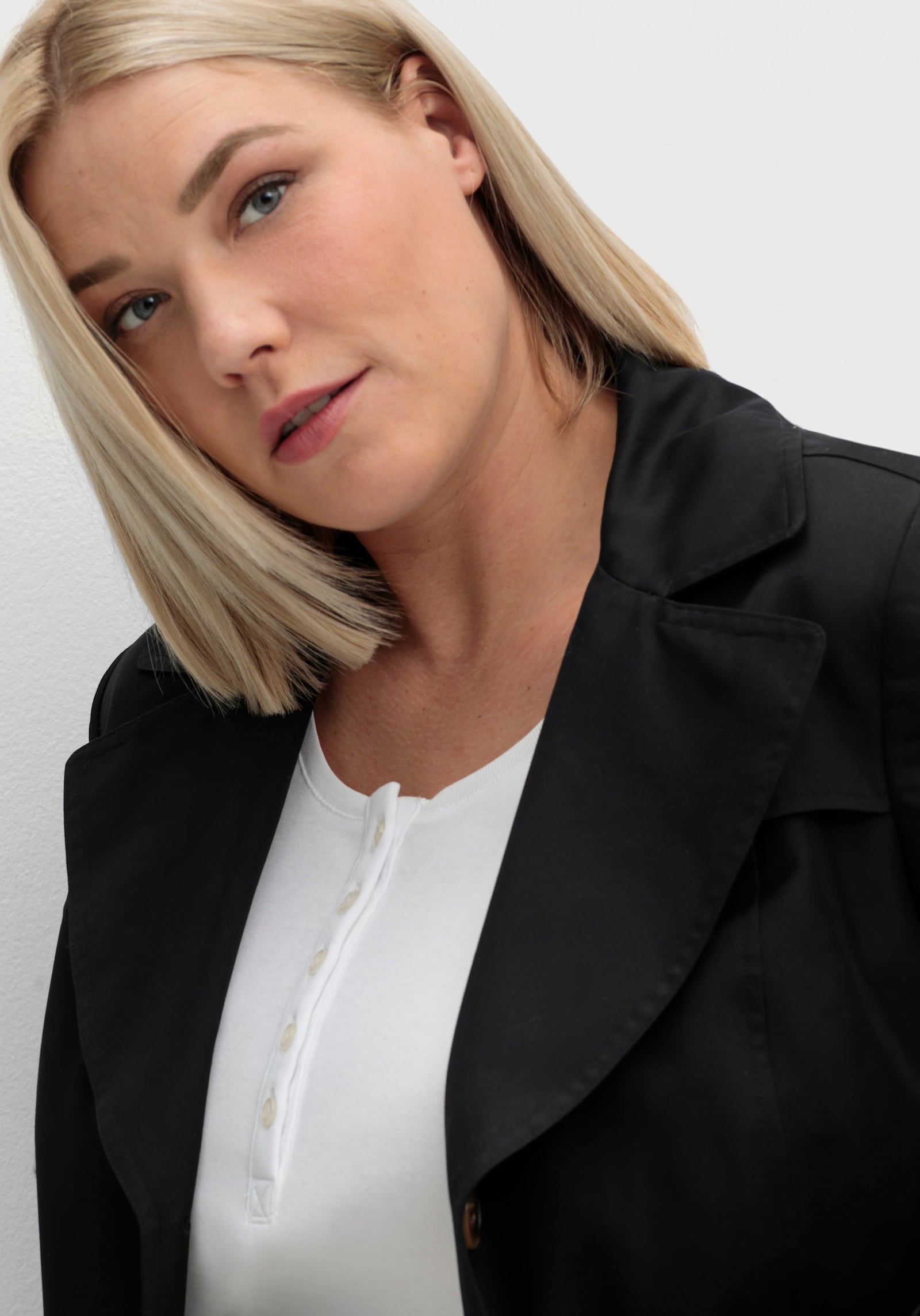 sheego Trenchcoat in kurzer Form, wasserabweisend - schwarz