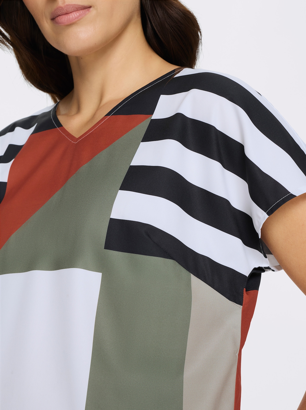 Schlupfbluse mit überschnittenen Schultern - terra-schlamm-bedruckt