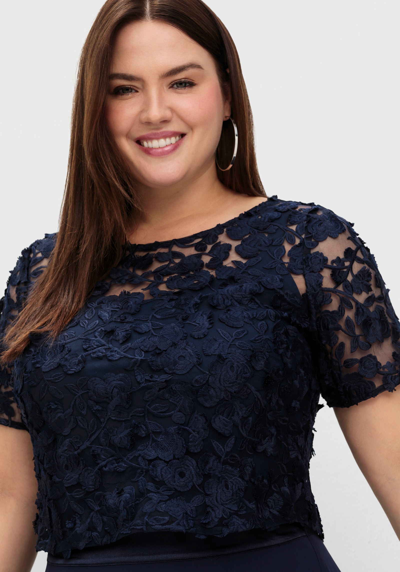 sheego Tunikashirt aus floraler Spitze, hinten offen - marine