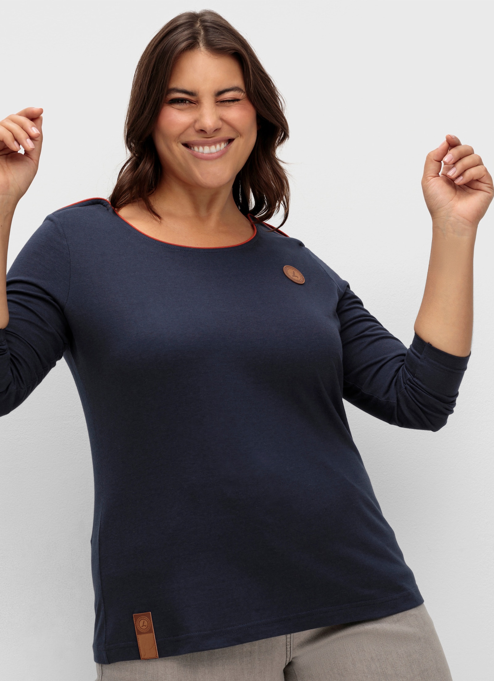 Langarmshirt mit Lederimitat-Emblem - marine