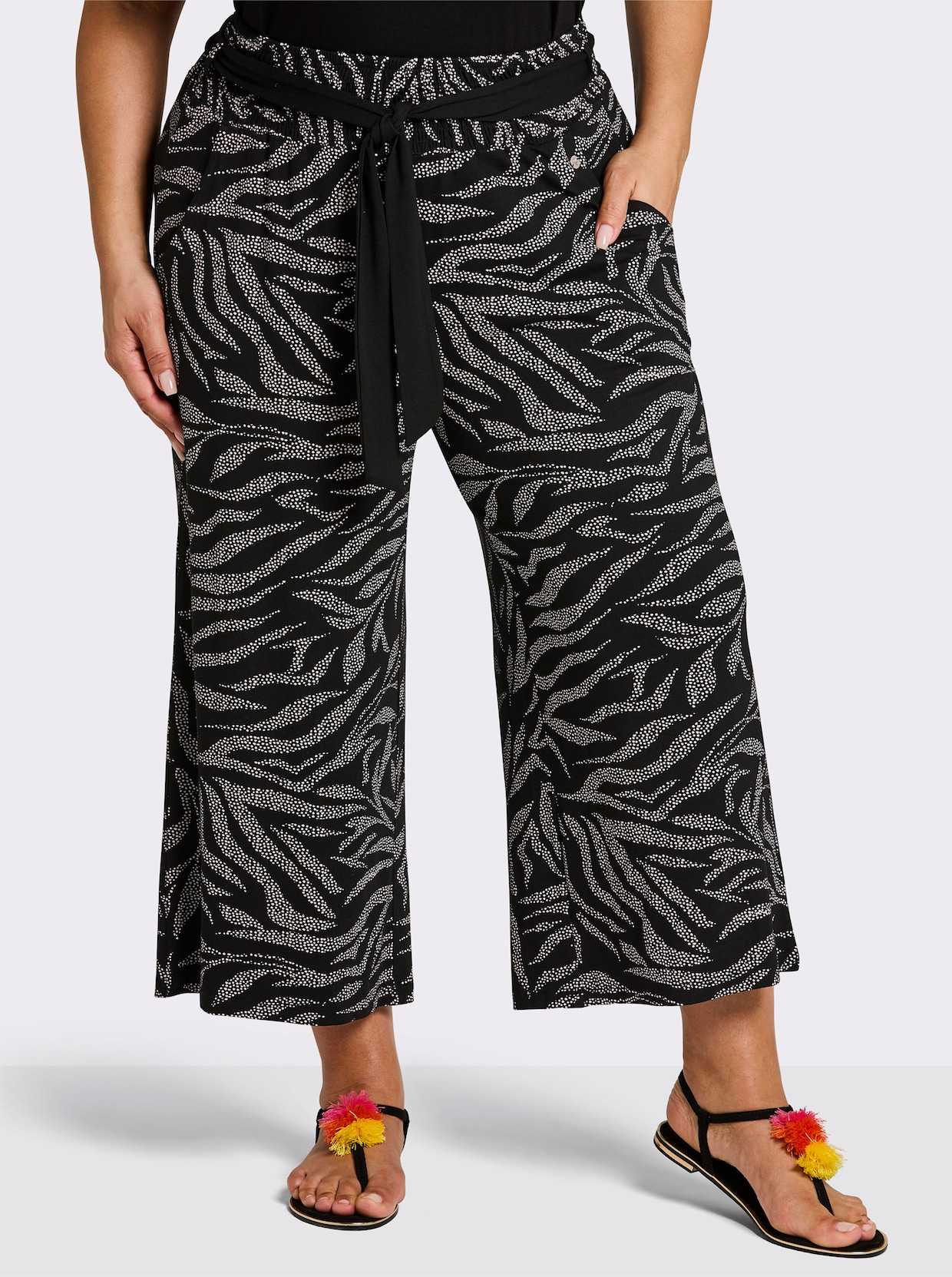 sheego Culotte mit Blätterprint und Bindegürtel - zwart/ecru geprint