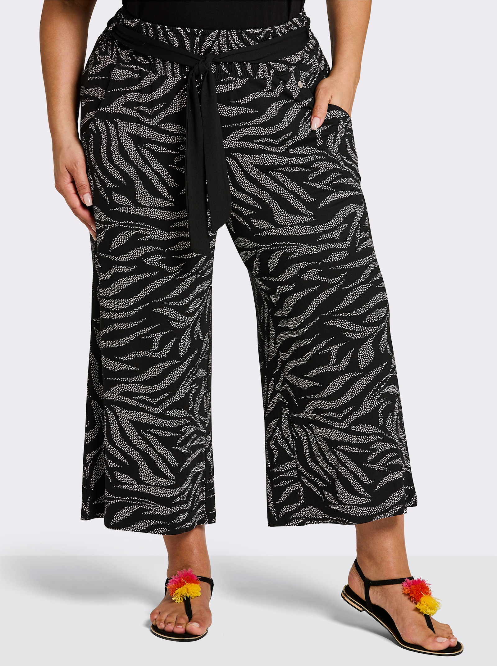 sheego Culotte mit Blätterprint und Bindegürtel - schwarz-ecru-bedruckt