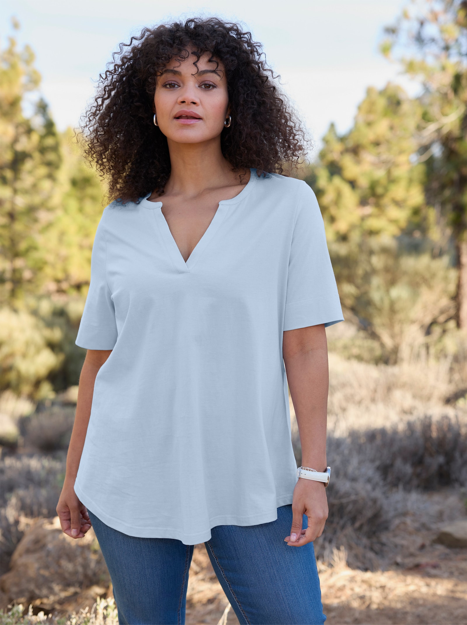 sheego T-Shirt met open V-split - lichtblauw