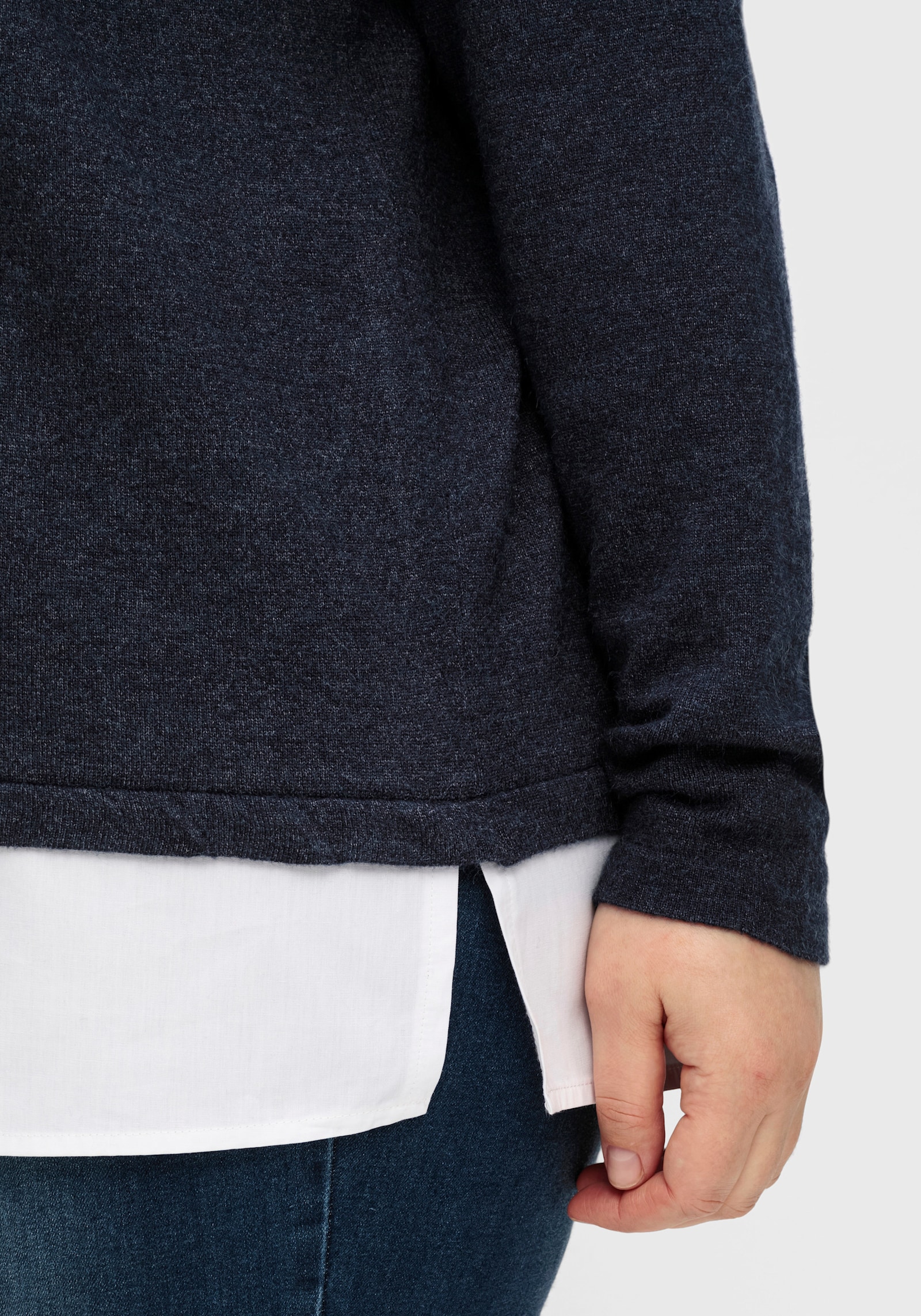 sheego Feinstrickpullover mit Blusen-Einsatz am Saum - tiefblau-meliert