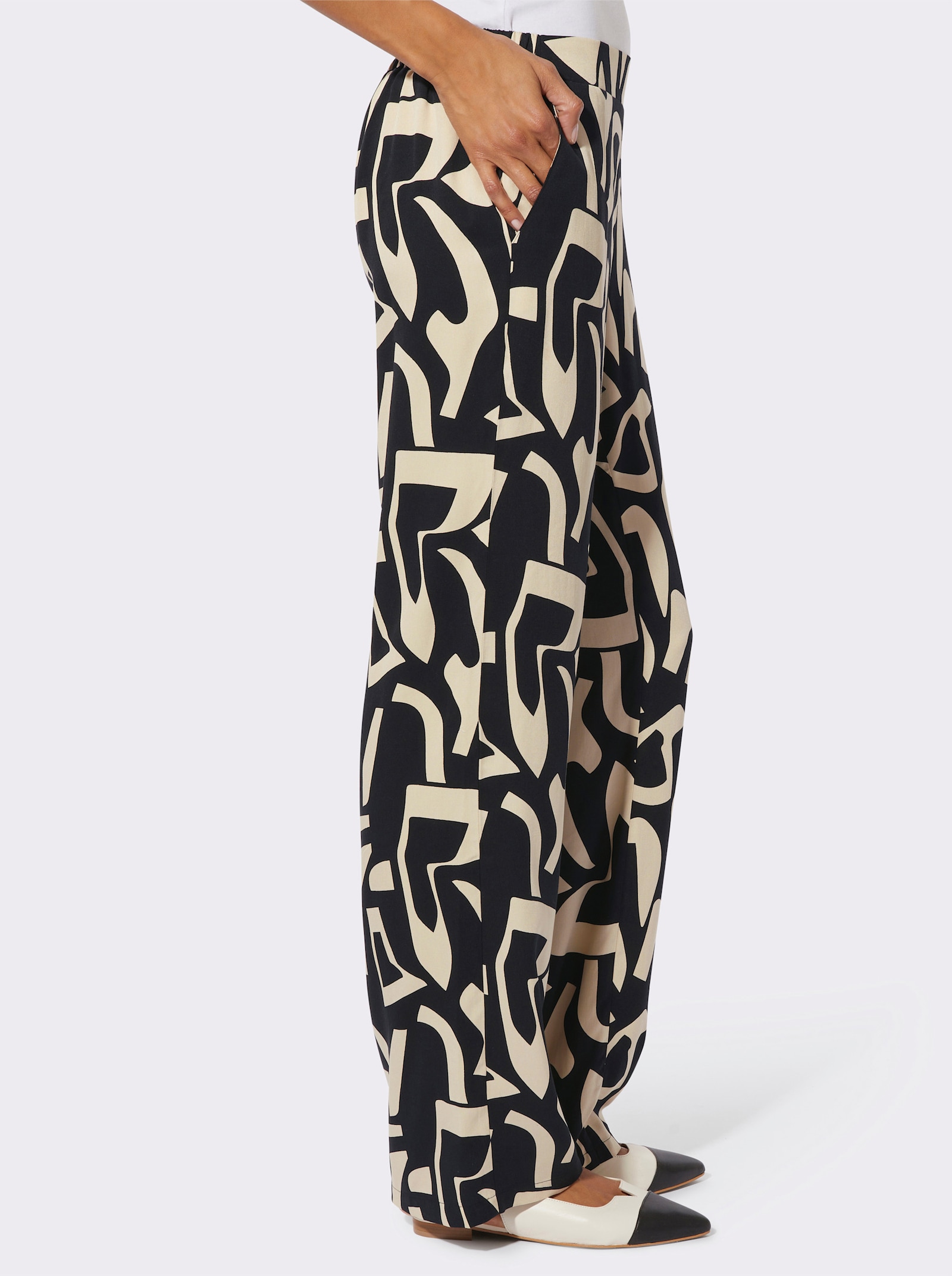 Schlupfhose mit seitlichen Taschen - sand-schwarz-bedruckt