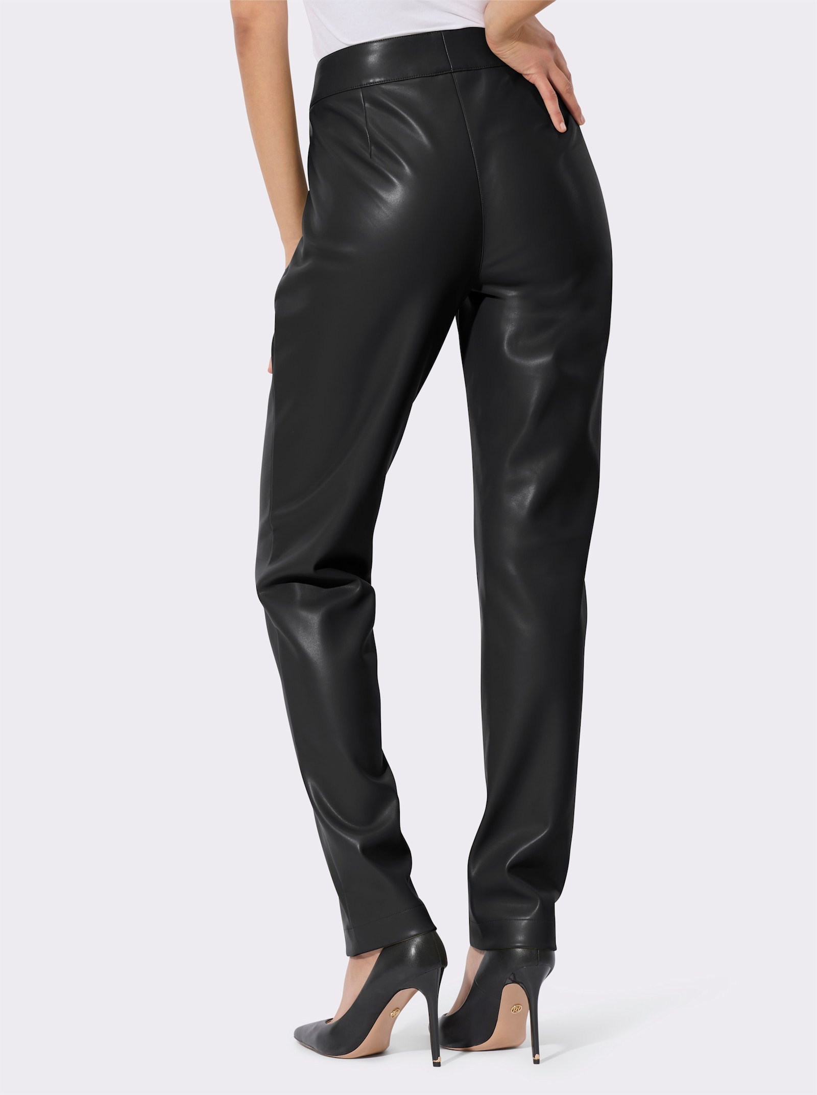 Lederimitathose mit goldfarbigen Schmucknöpfen - schwarz