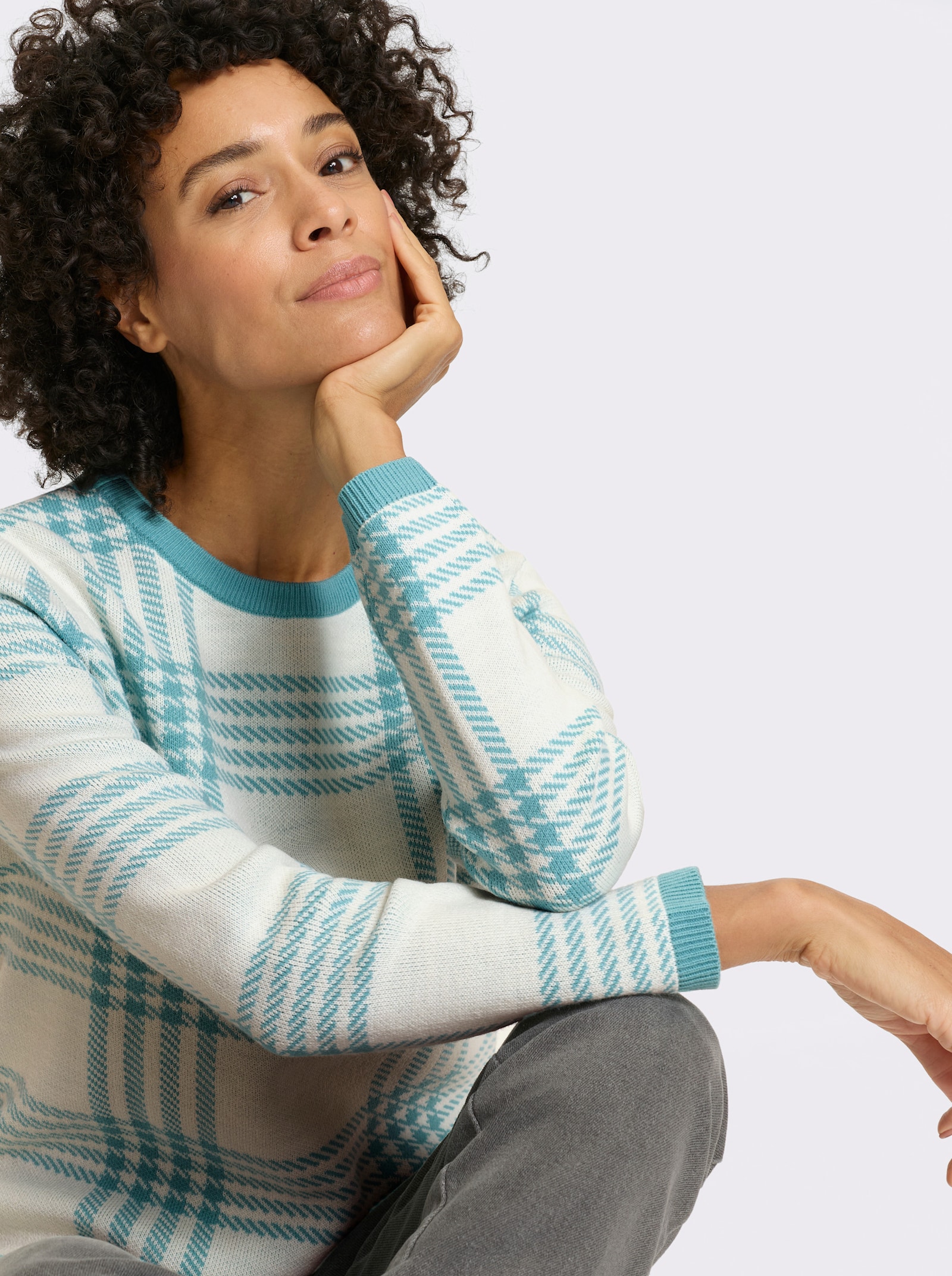 Pulóver, okr. výstrih, vzor káro-žakár - oceán-ekru. vzor.