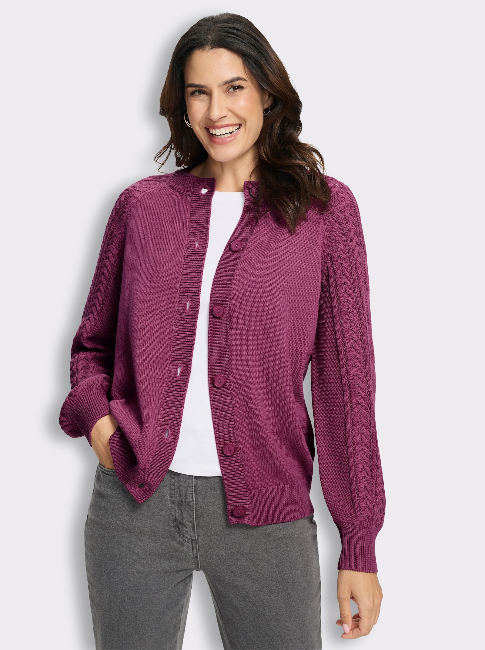 Strickjacke mit Zopfmuster auf den Ärmeln - erika