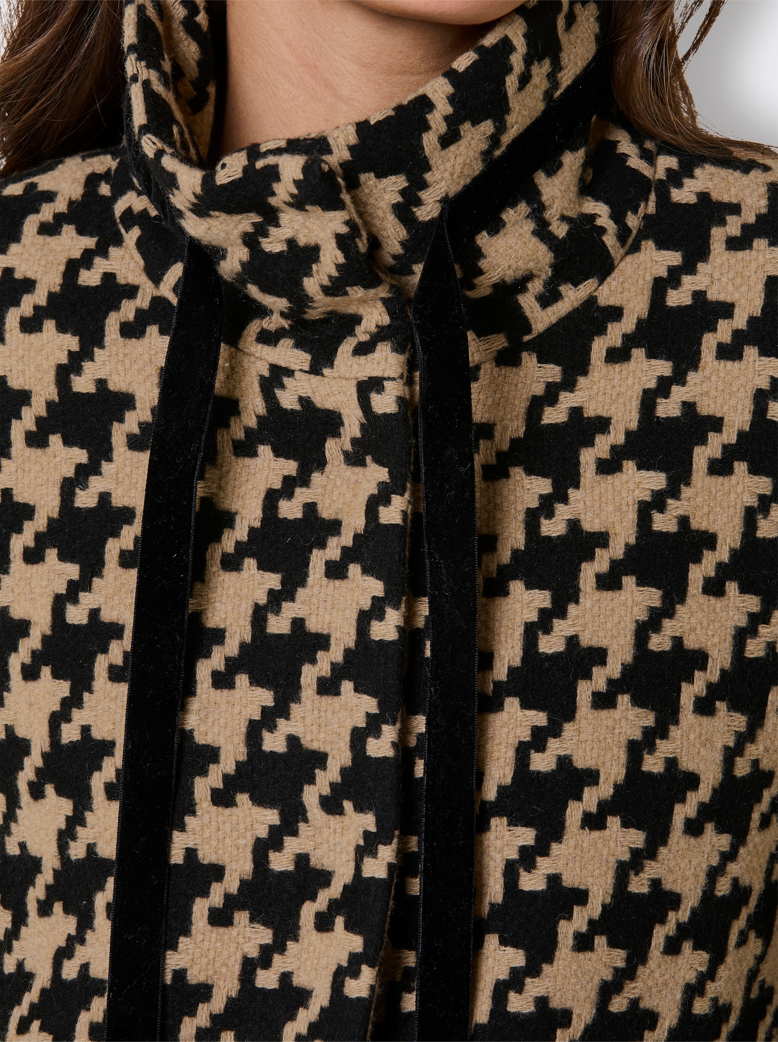 Manisa Wolljacke mit Samt-Verzierungen - schwarz-camel-gemustert