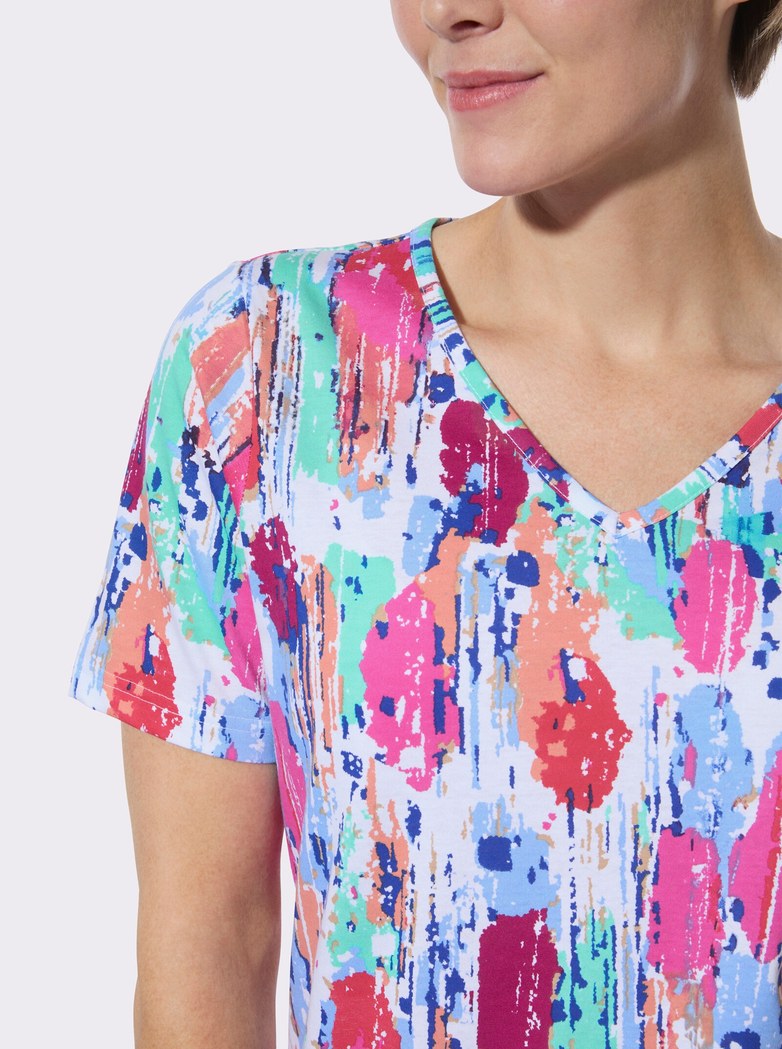 V-Shirt mit grafischem Muster - himmelblau-fuchsia-bedruckt
