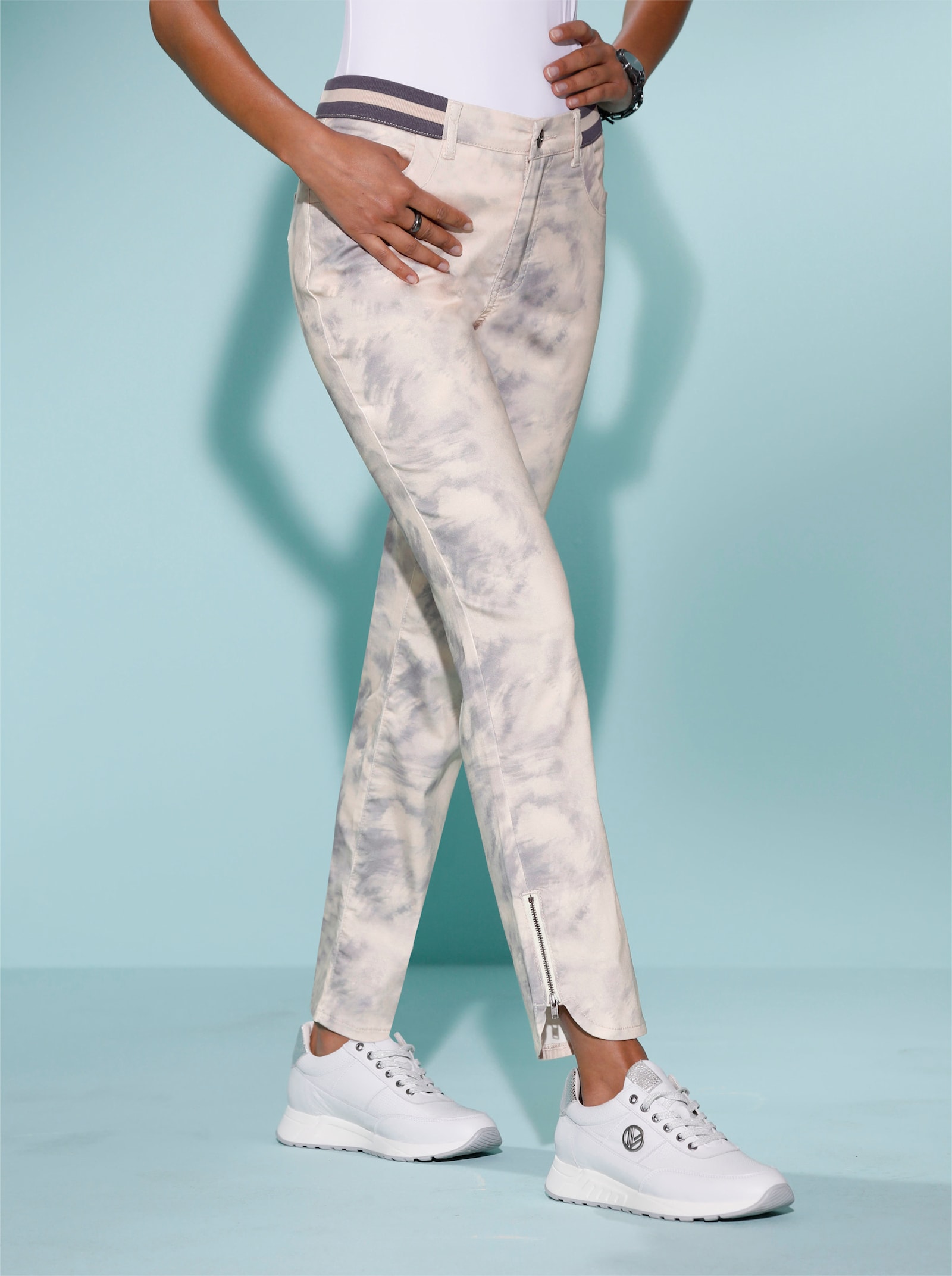 Druckhose in Batik-Optik - elfenbein-steingrau-bedruckt