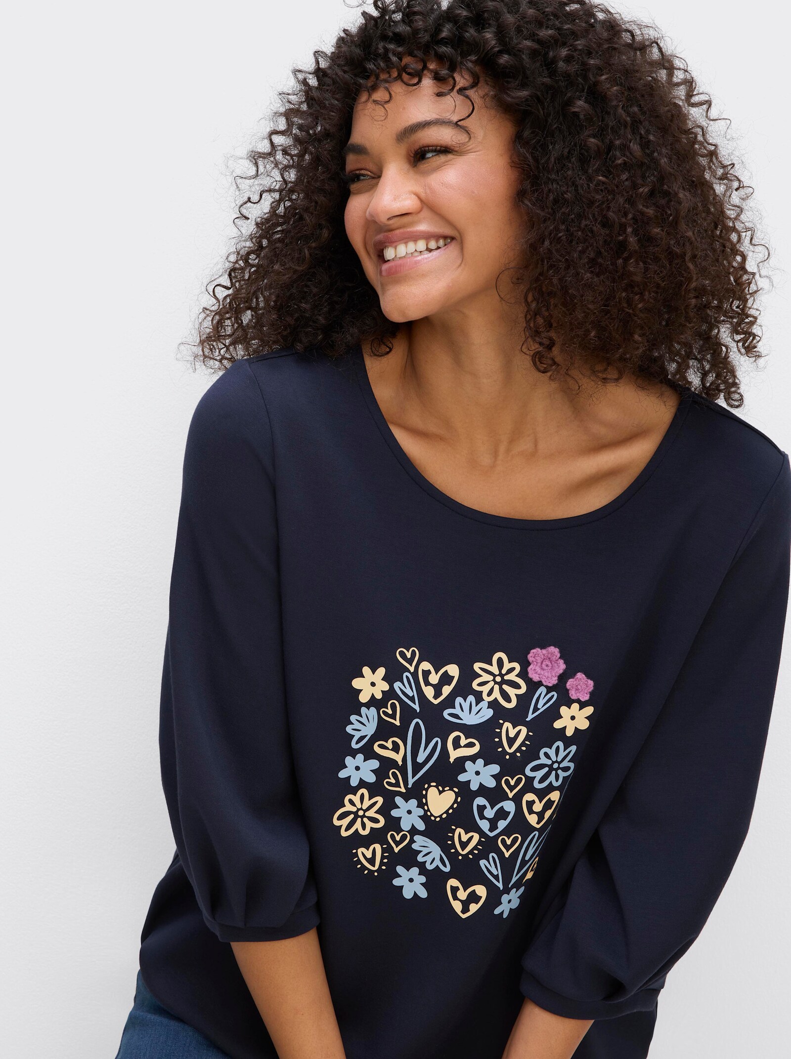 sheego Sweatshirt mit Frontprint und Häkelblumen - tiefblau-eisblau-bedruckt