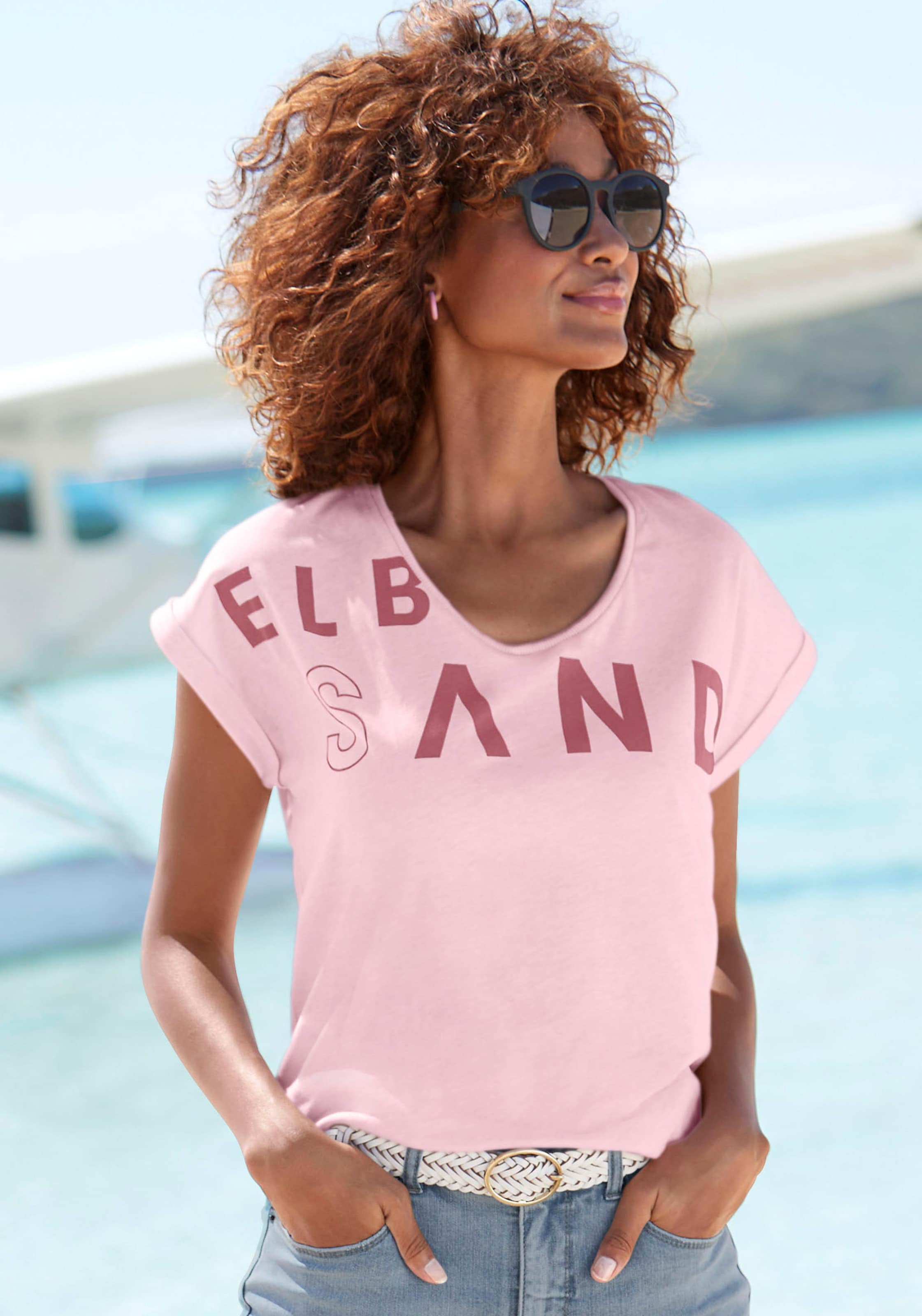 Log and günstig Kaufen-T-Shirt in rosa von Elbsand. T-Shirt in rosa von Elbsand <![CDATA[Bequemes T-Shirt von Elbsand mit großem Logodruck vorn. Gerippter Rundhalsausschnitt und kurze Ärmel mit Aufschlag. Gerader Saumabschluss. Gut kombinierbar. Angenehm weicher Jersey.]]>. 
