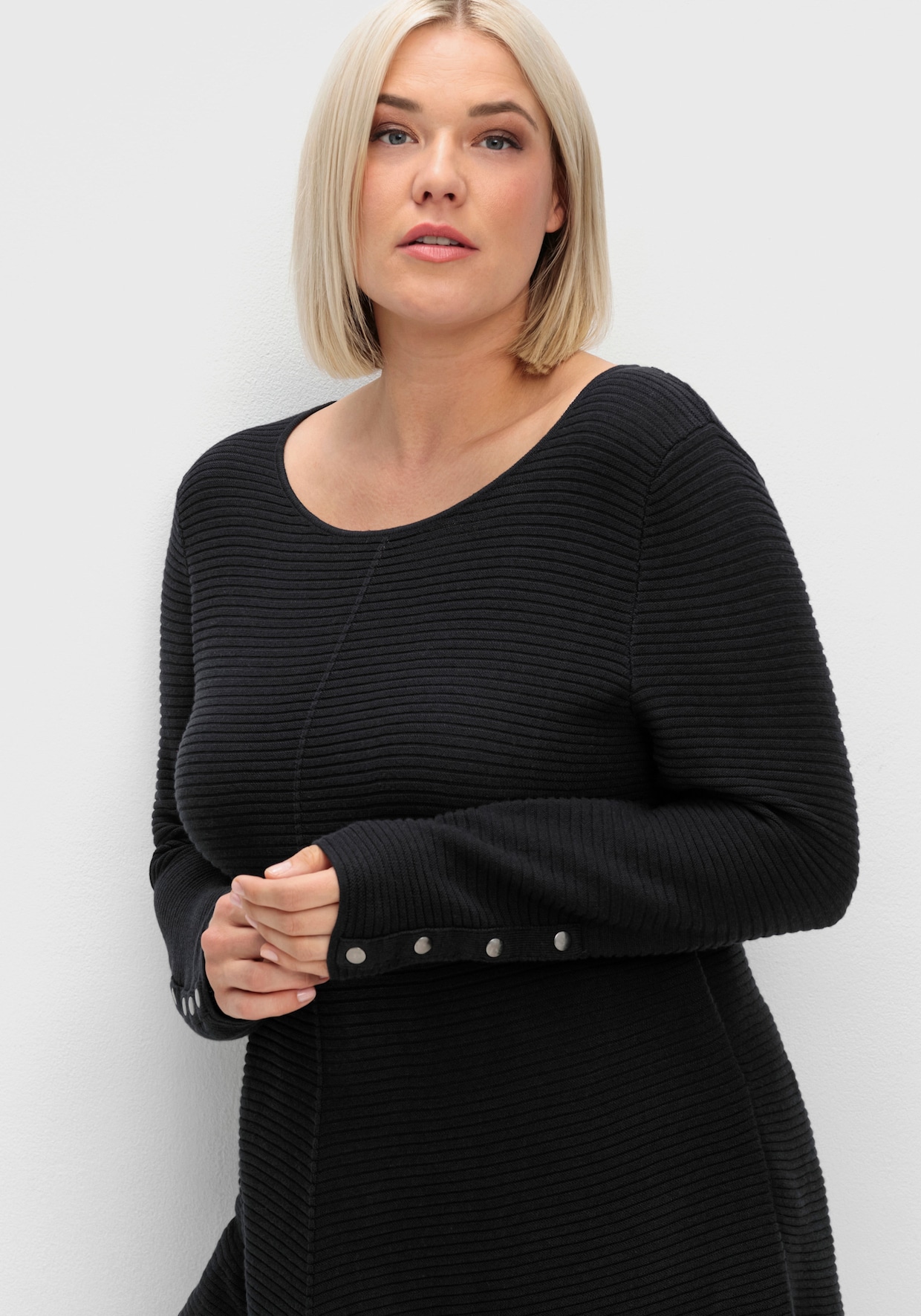 Rundhalspullover mit Nieten-Verzierung - schwarz