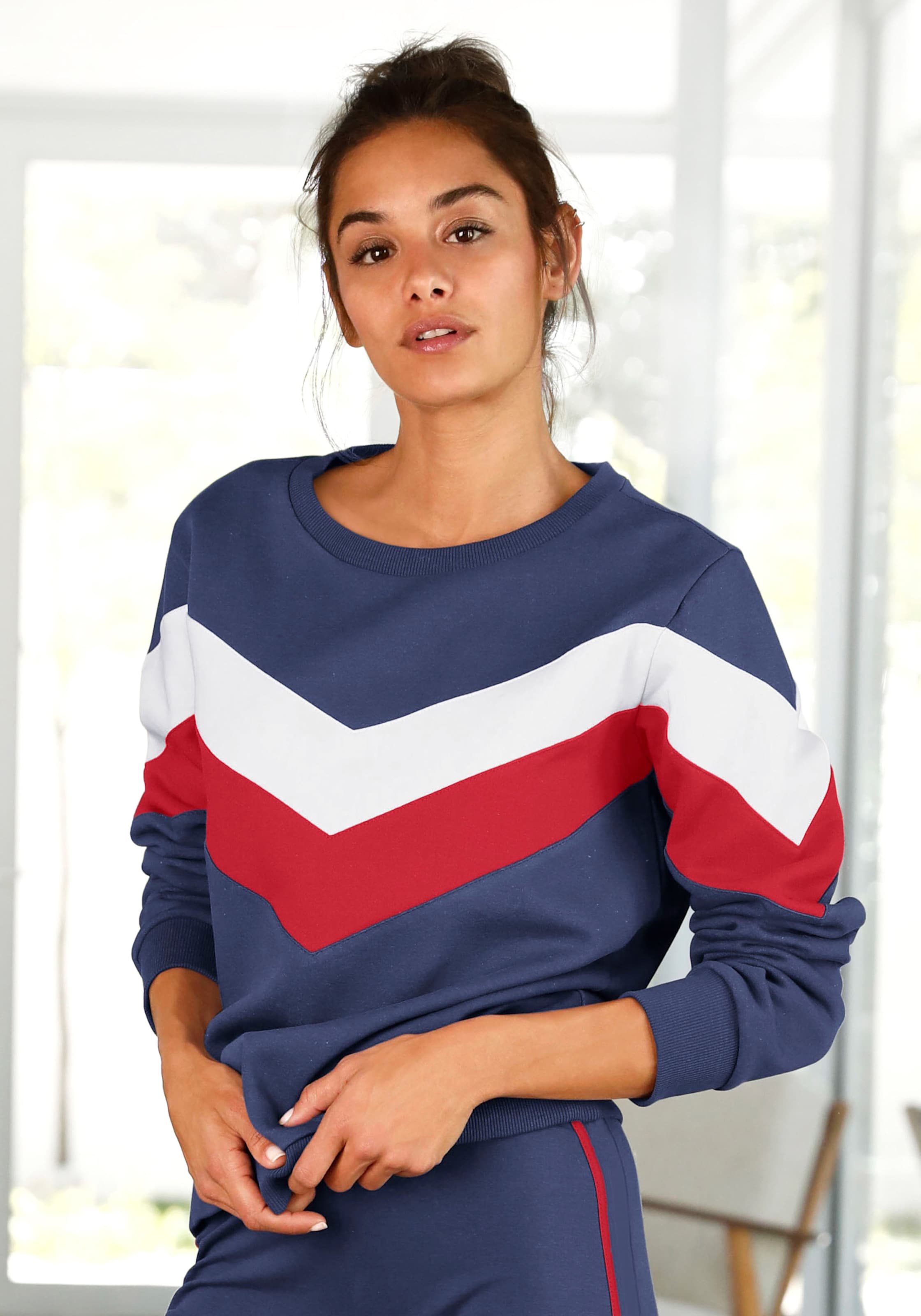 Rundhals Shirt günstig Kaufen-Sweatshirt in marine-rot-weiß von H.I.S. Sweatshirt in marine-rot-weiß von H.I.S <![CDATA[Sweatpullover von H.I.S. mit Rundhalsauschnitt. Innen kuschelig angeraut. Aus 100% Baumwolle (unterstützt Cotton made in Africa).]]>. 