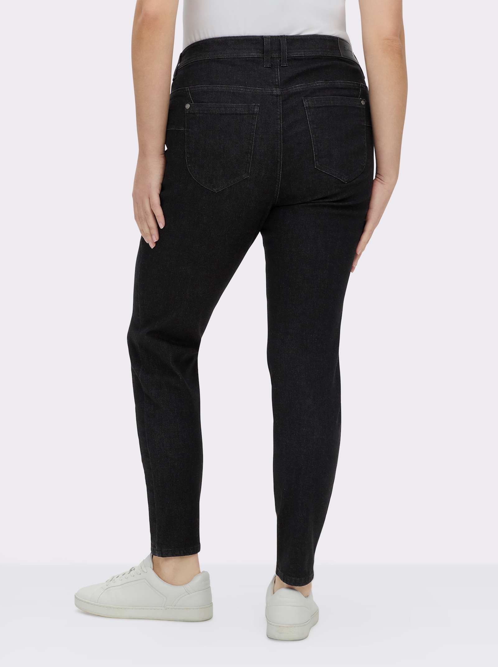 sheego Jeans in 5-Pocket-Form und leichter Waschung - black denim