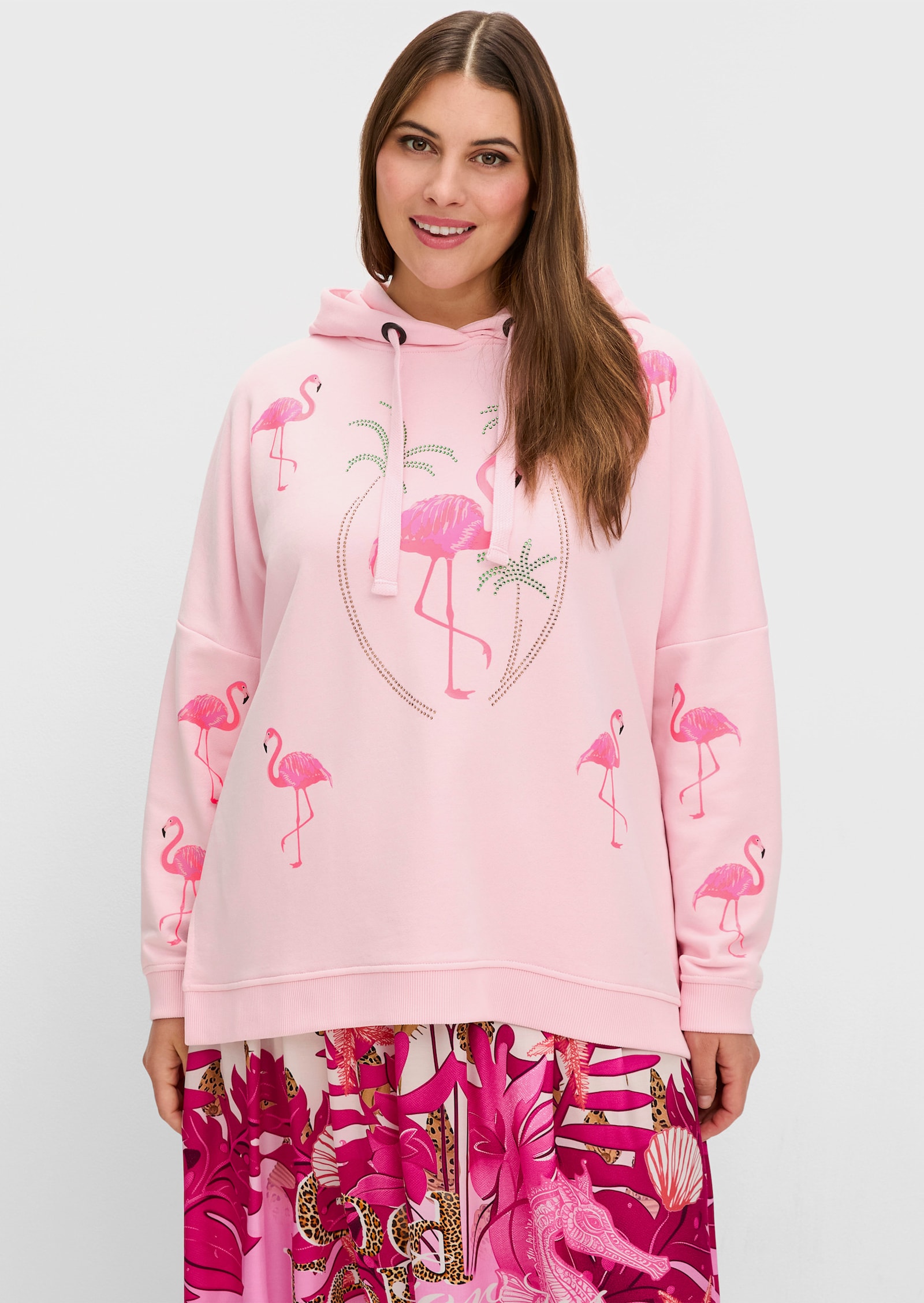 sheego loves miss goodlife Kapuzensweatshirt mit Flamingo-Prints und Glitzersteinen - rosé-gemustert