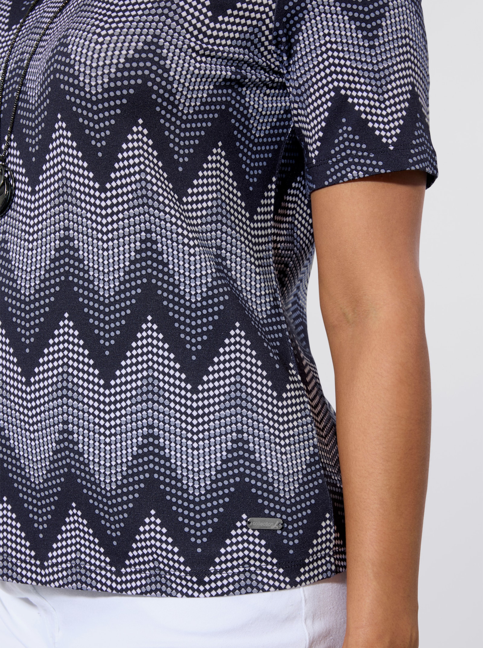 Kurzarmshirt mit hochwertiger Viskose - weiß-marine-bedruckt