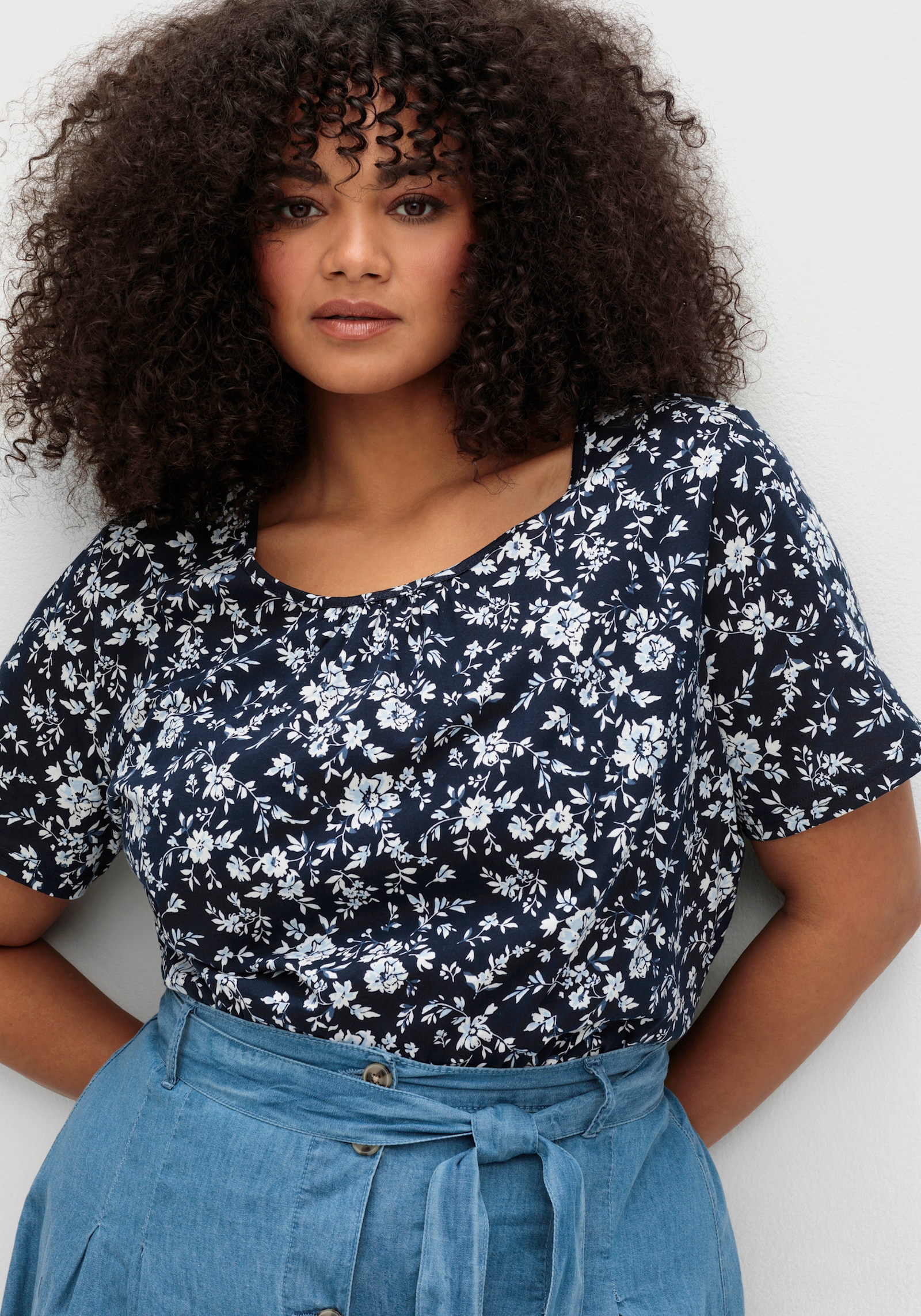 Kurzarmshirt mit floralem Druck - marine-hellblau-bedruckt