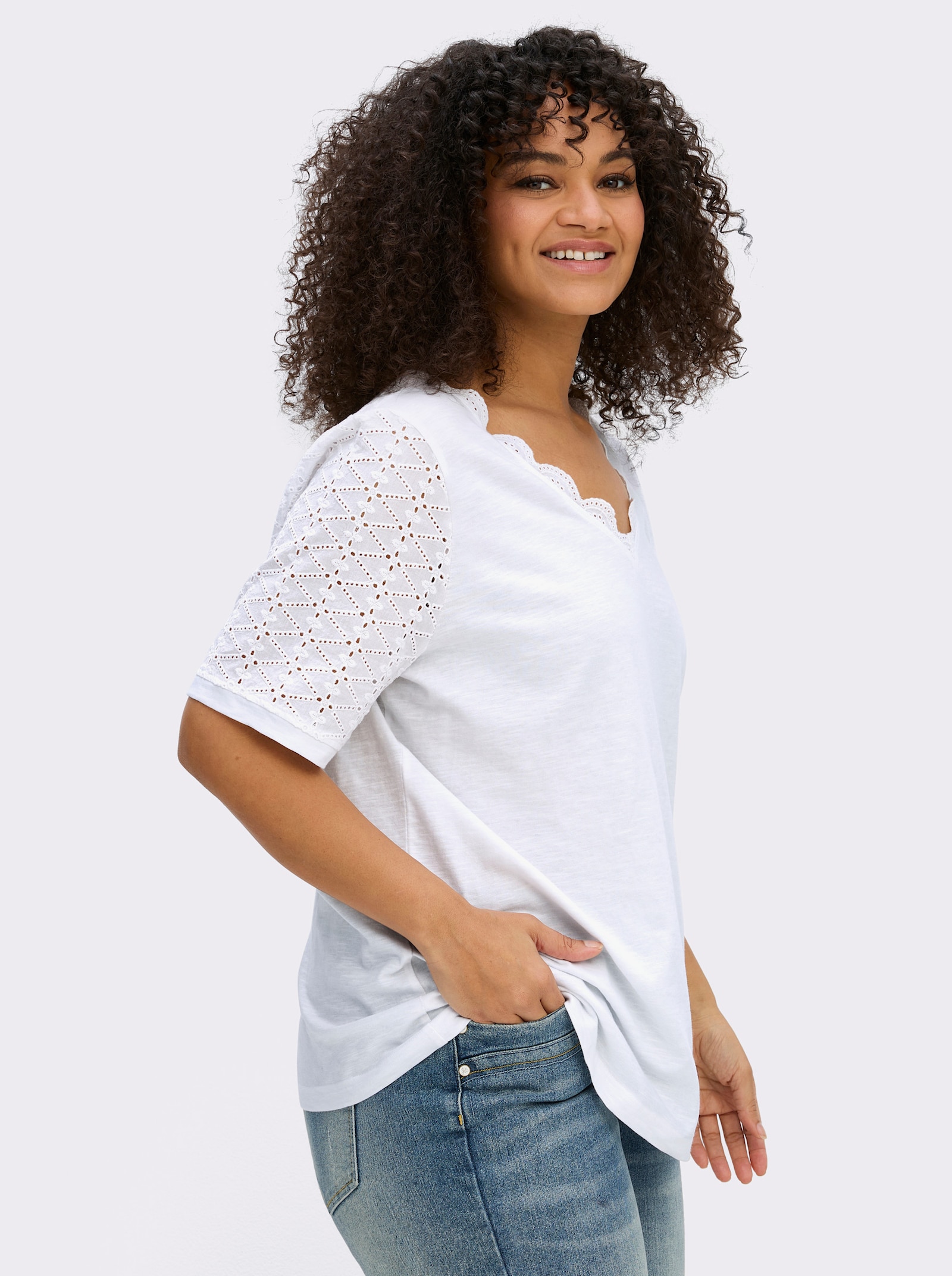 sheego by Joe Browns V-Shirt mit Lochstickereien und Muschelsaumkante - weiß