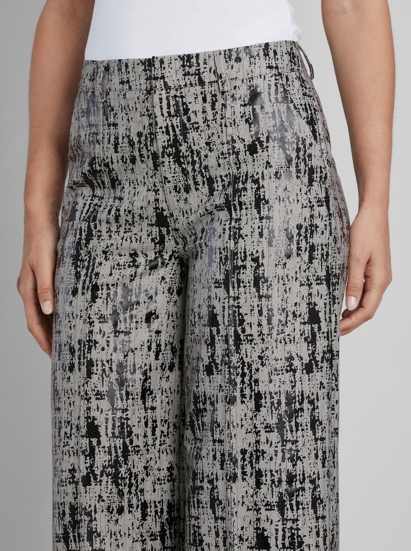 heine Druckhose mit weitem Bein - grau-schwarz-bedruckt
