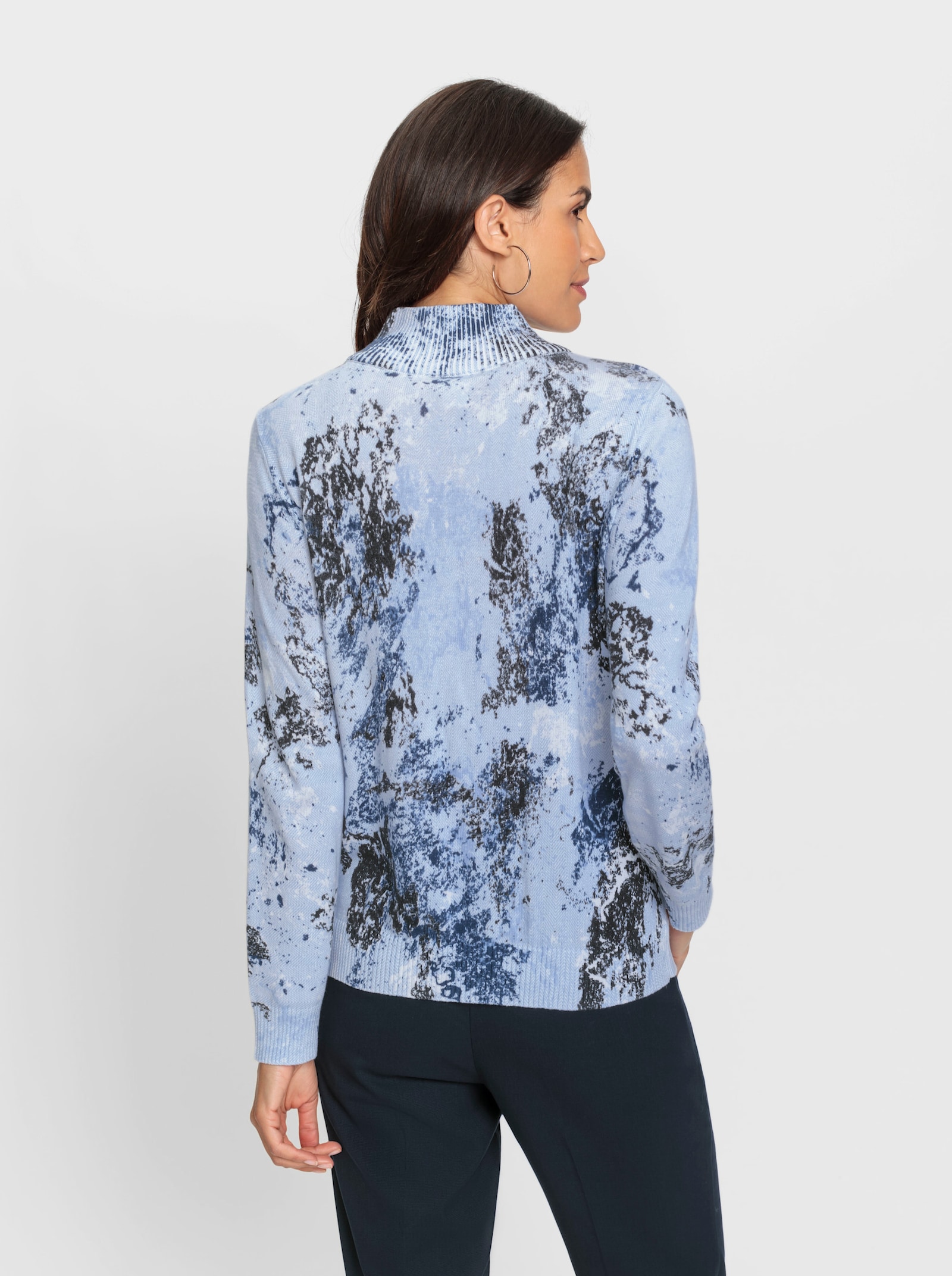 Feinstrickpullover mit höherem Stehkragen - eisblau-bedruckt