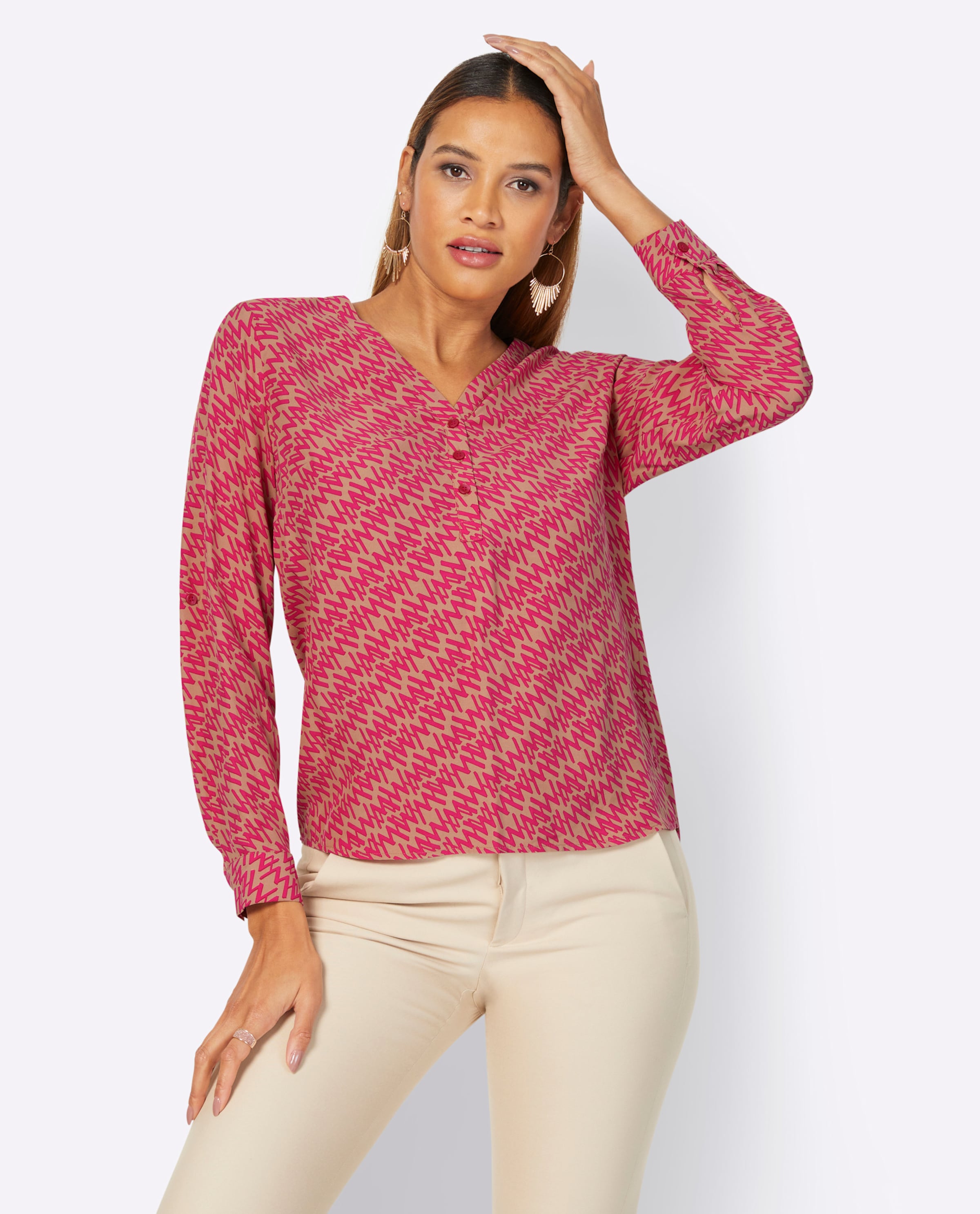 Wissen Sie günstig Kaufen-Bluse in camel-pink-bedruckt von heine. Bluse in camel-pink-bedruckt von heine <![CDATA[Fashion-Profis wissen diese grafisch bedruckte Bluse als Styling-Partner sehr zu schätzen. Sie ist in legerer Form mit V-Ausschnitt, kurzer Knopfleiste, formenden Bru