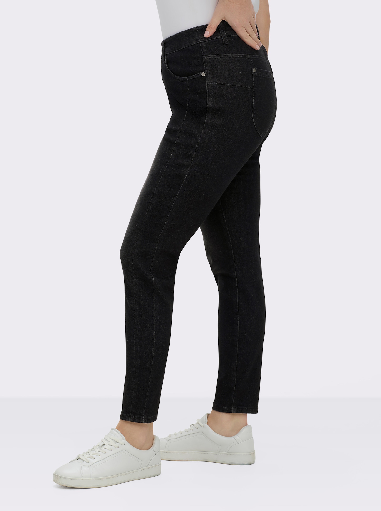 sheego Jeans in 5-Pocket-Form und leichter Waschung - black denim