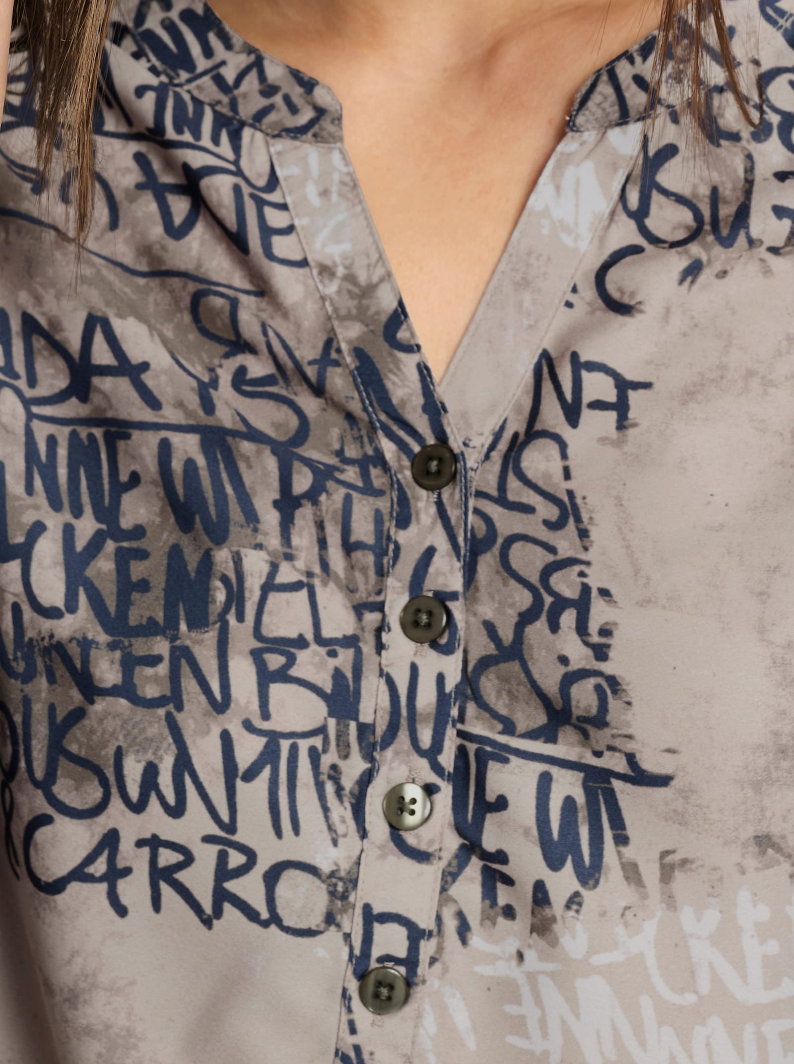 Druckbluse mit kurzer Knopfleiste - beige-dunkelblau-bedruckt