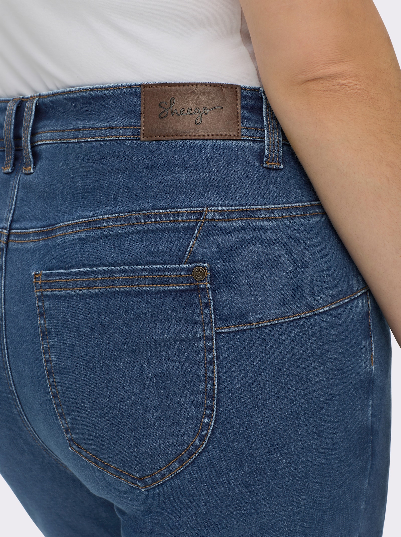 sheego Jeans in 5-Pocket-Form und leichter Waschung - blue-stone-washed