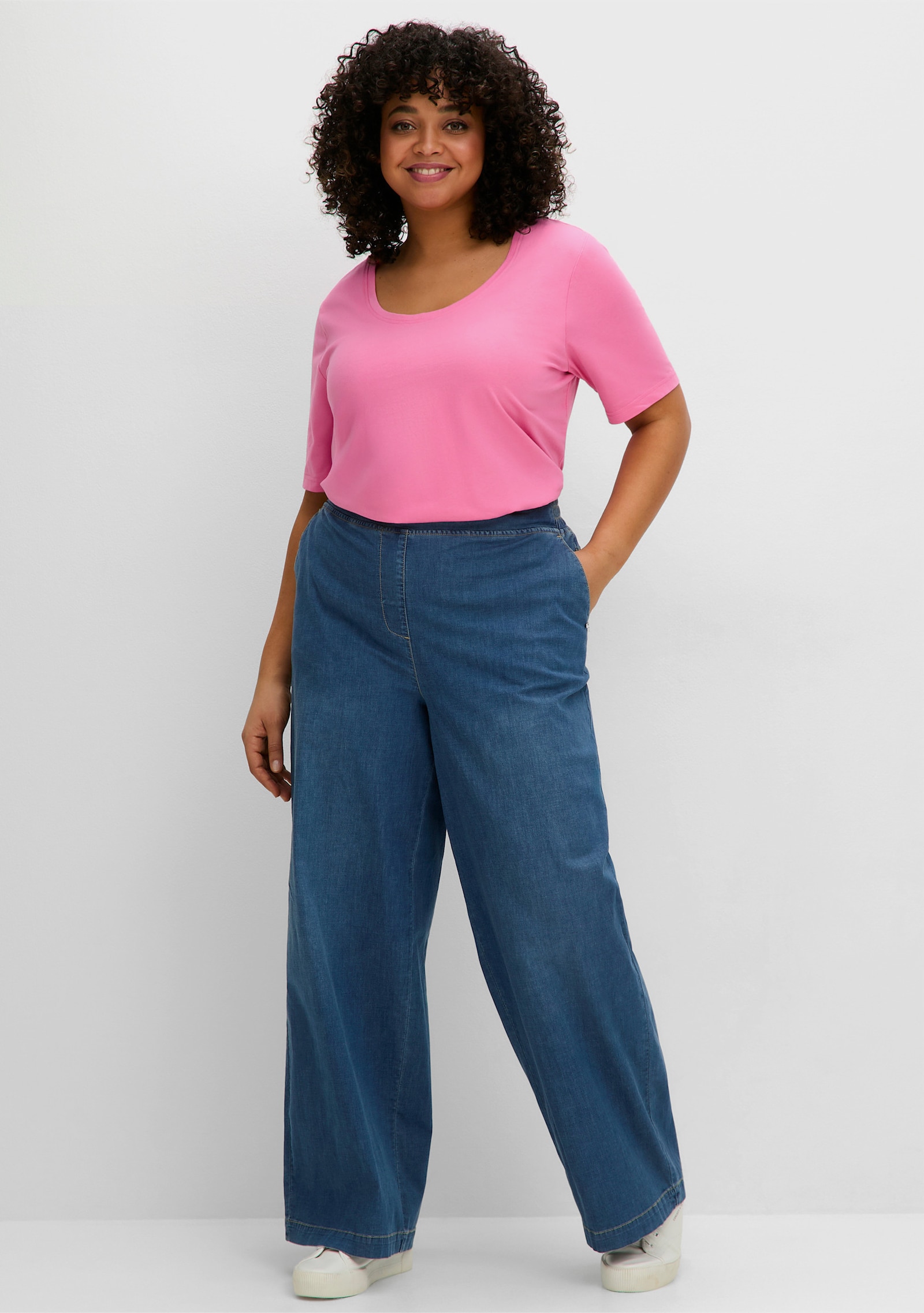 sheego Rundhalsshirt leicht tailliert, aus Jersey - blumiges pink