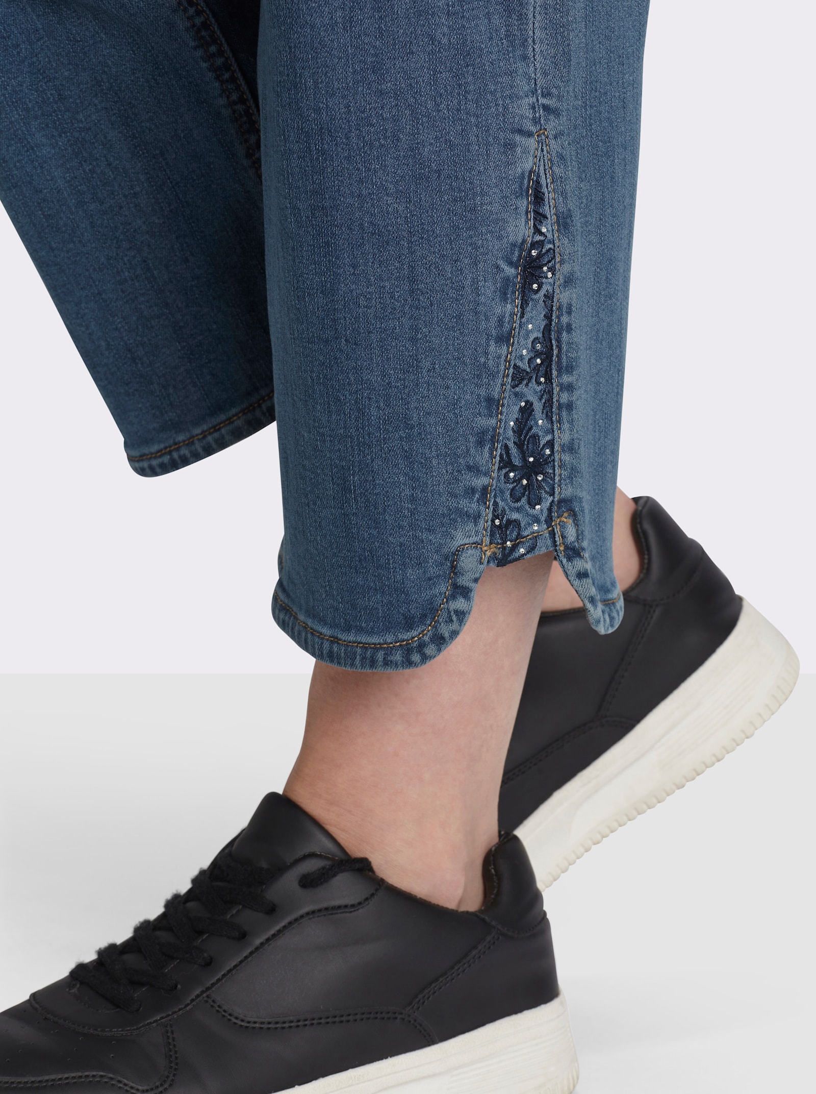 sheego 7/8-Jeans mit Stickereien und Strass am Saum - blue-stone-washed