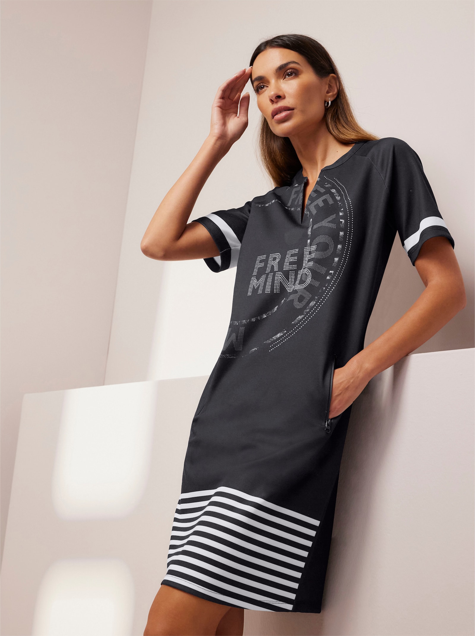 heine Jerseykleid mit Taschen - schwarz-weiß-bedruckt