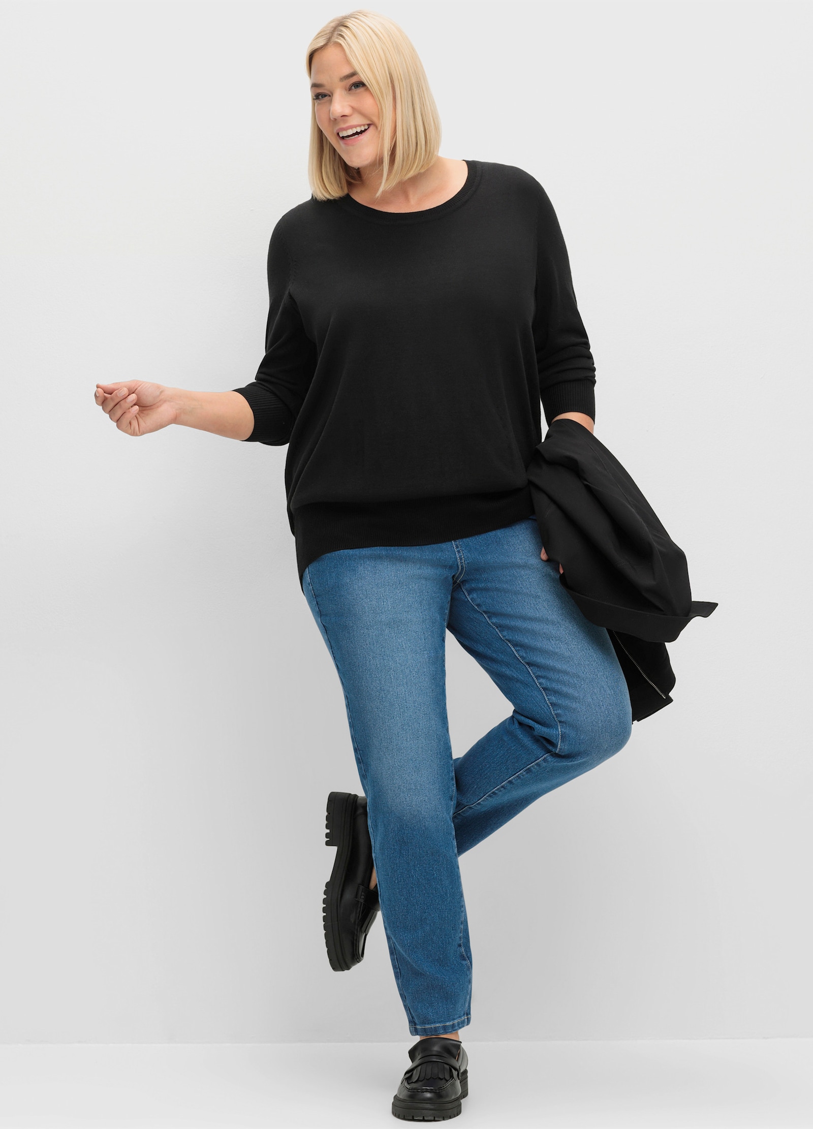 sheego Strickpullover mit etwas weiterem Rundhalsausschnitt - schwarz