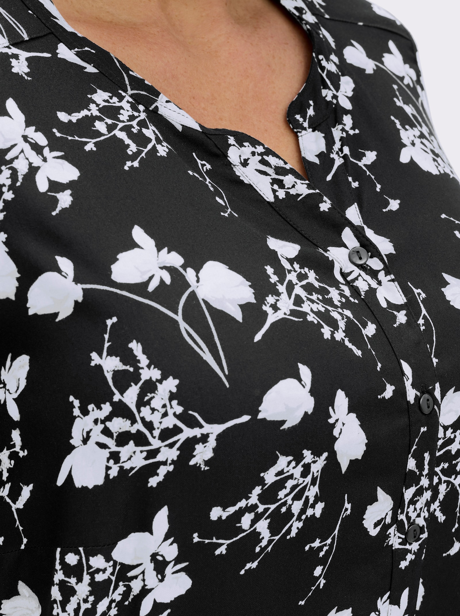 Kurzarm-Bluse mit floralem Druck - schwarz-weiß-gemustert
