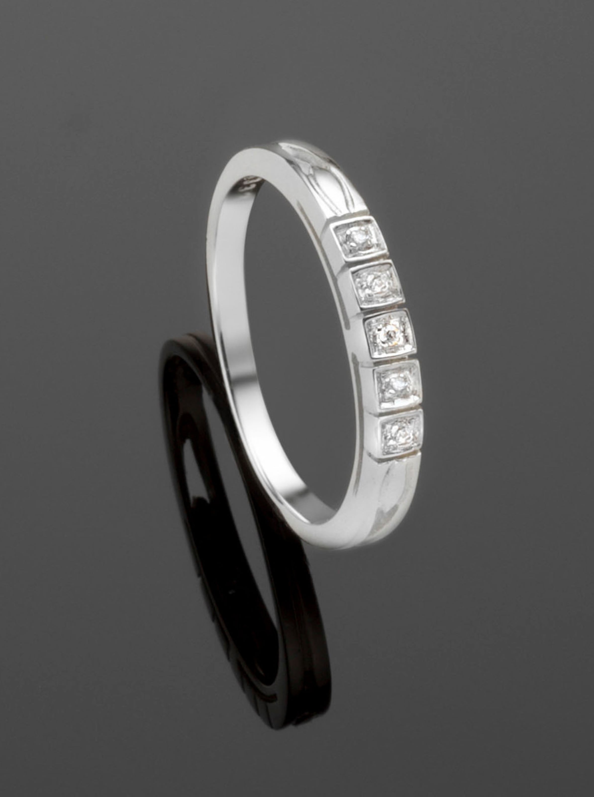 GOLD günstig Kaufen-Ring in Weißgold von heine. Ring in Weißgold von heine <![CDATA[Ring mit funkelnder Brilliant-Schiene. LGW/P2 /gut. Mit Zertifikat.]]>. 