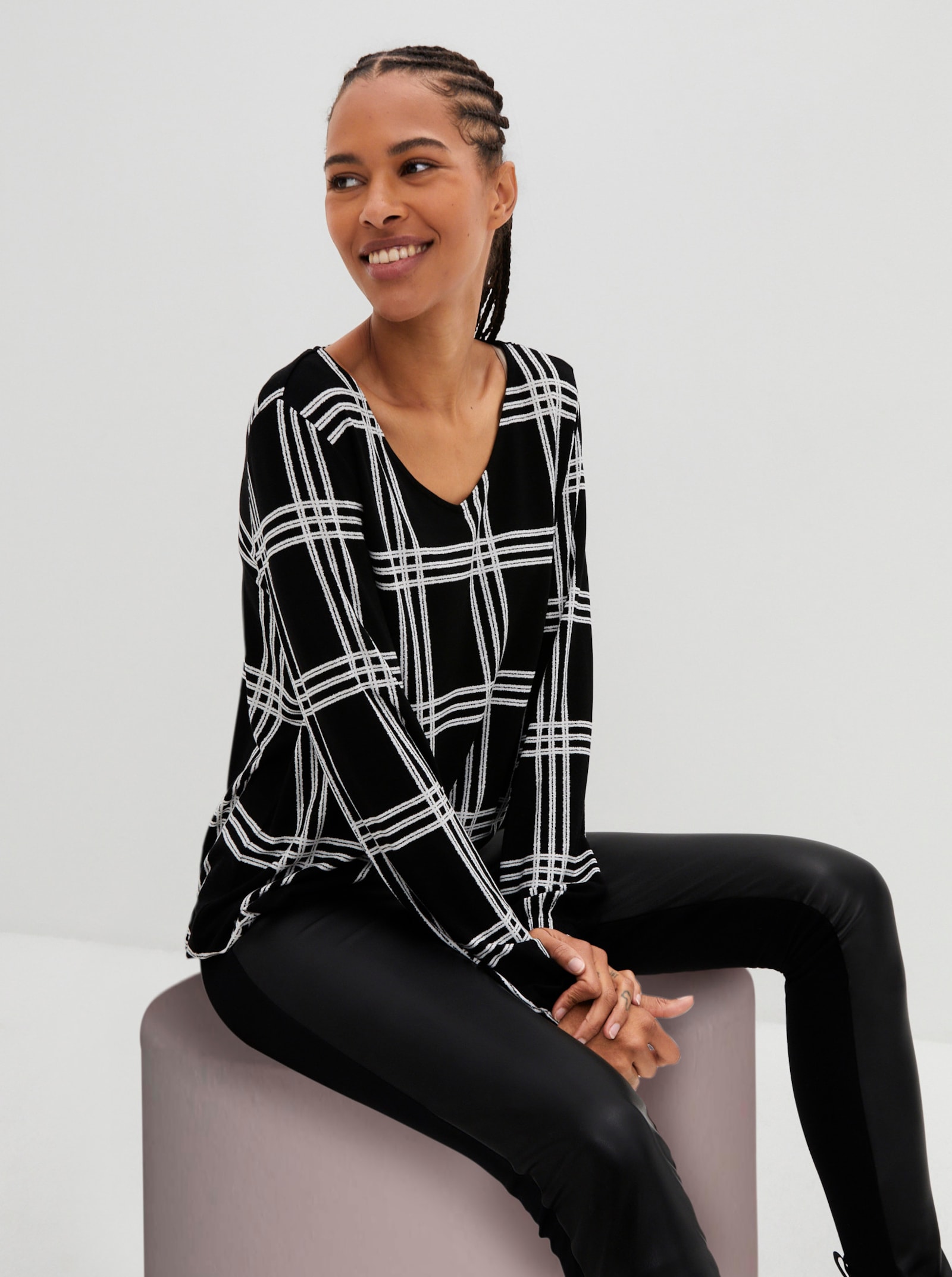 V-Shirt mit Karo-Druck - schwarz-weiß-bedruckt