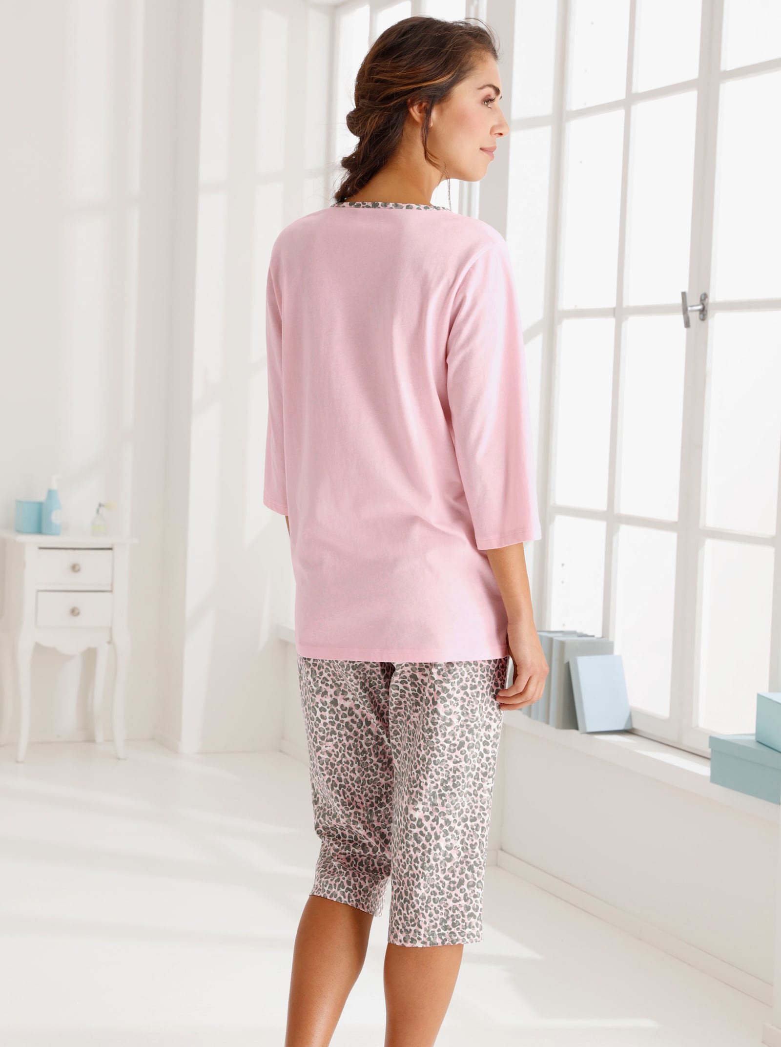 Pyjamas med capribyxa & leopardmönsterdetaljer - ljusrosa-grå, tryckt