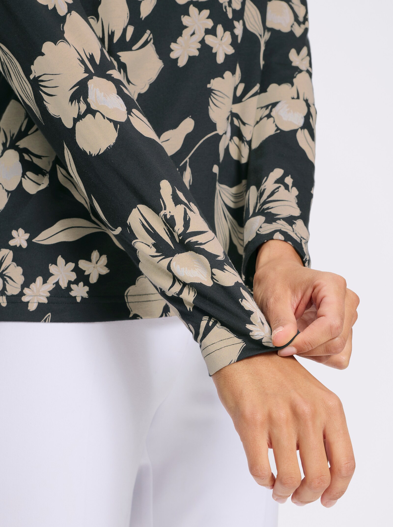 Stehkragenshirt mit Modal - schwarz-sand-bedruckt