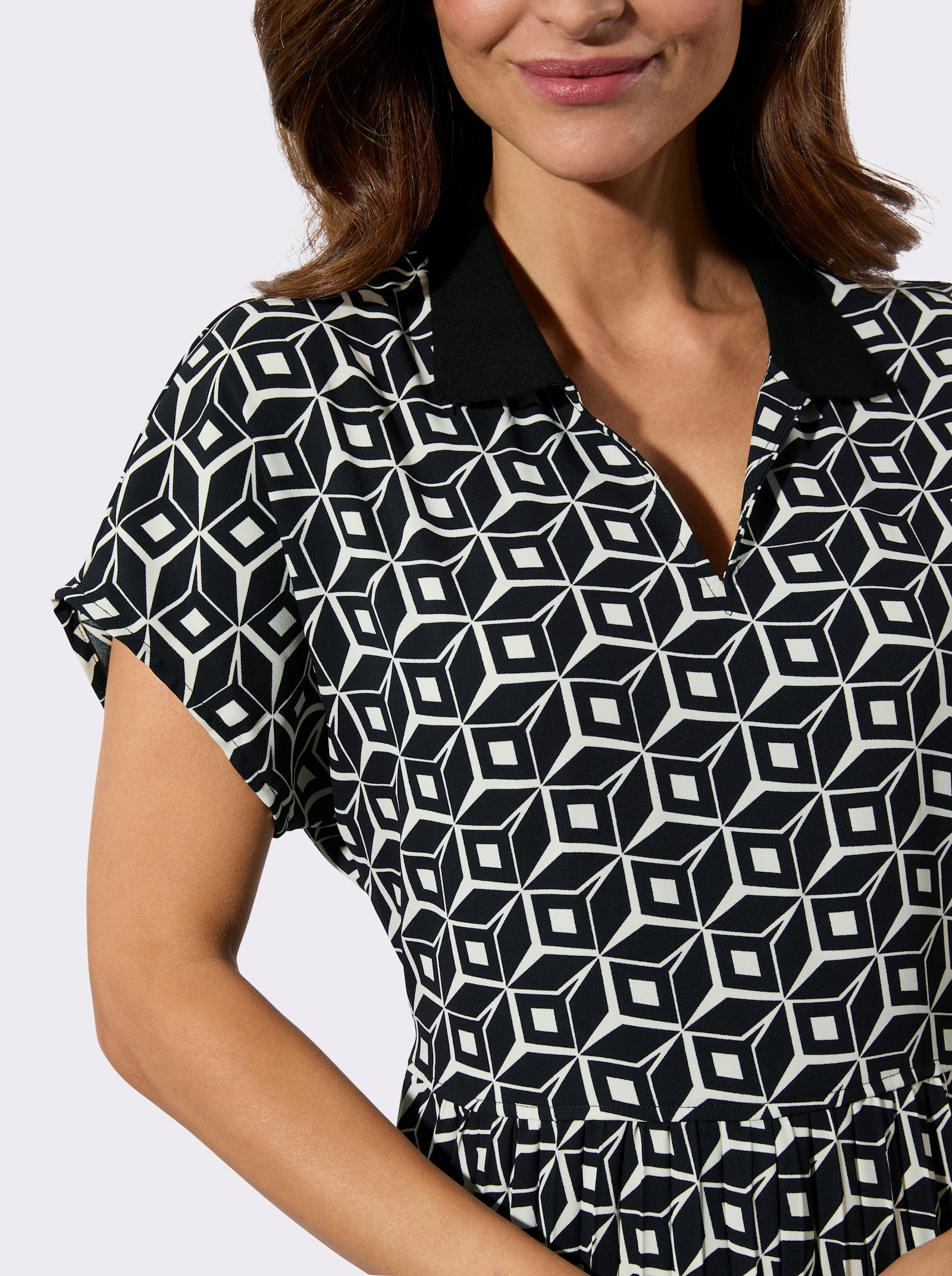 Druckkleid mit Plisseefalten - schwarz-champagner-bedruckt