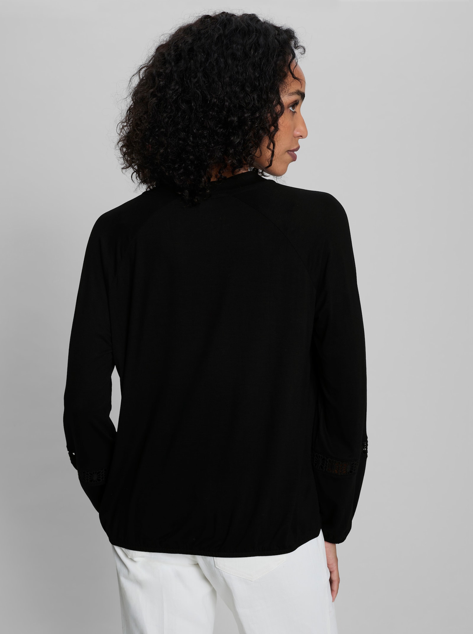 heine Shirt mit Lochstick-Details - schwarz