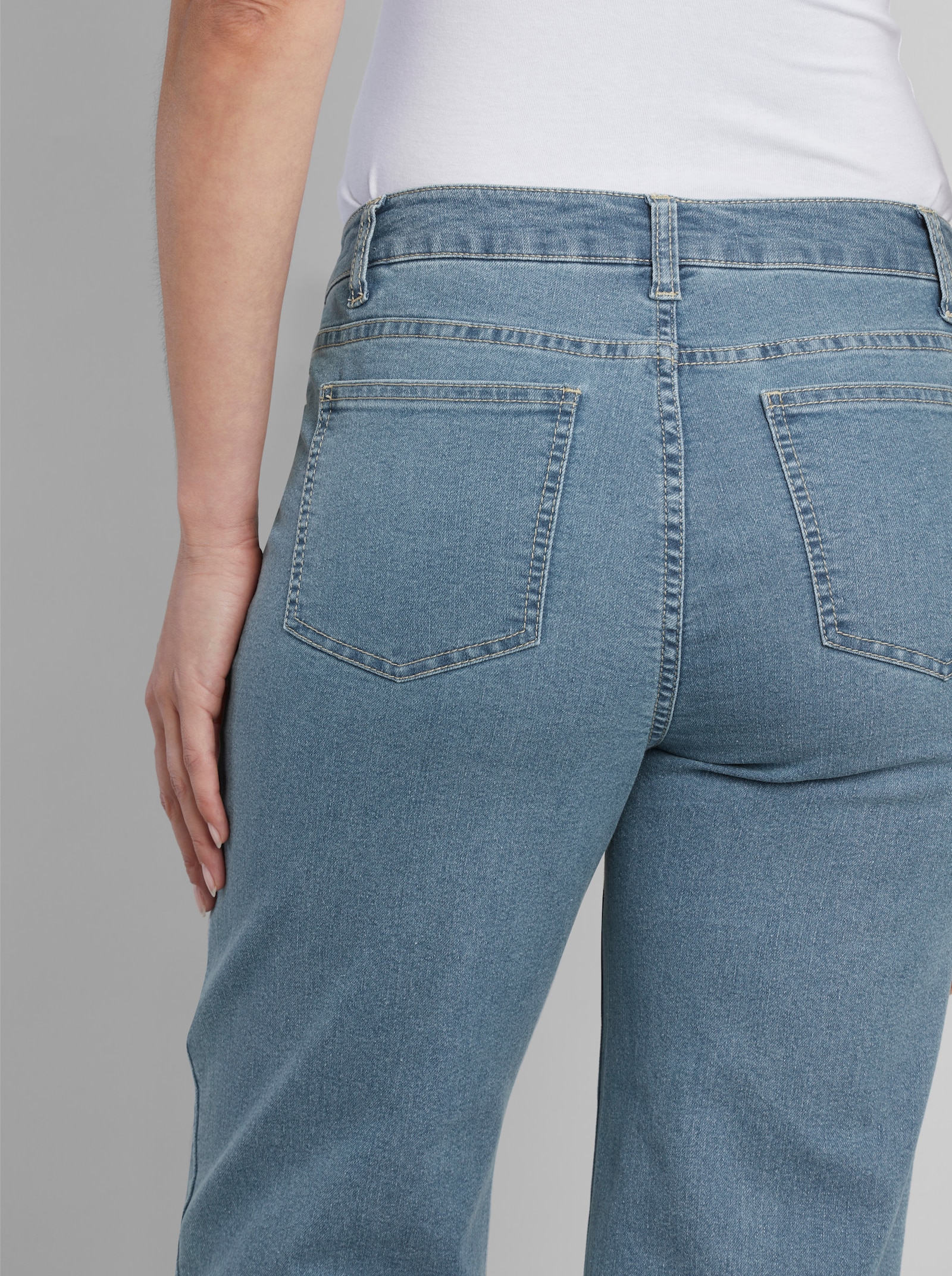 heine Bootcut-Jeans mit aufgesetzten Taschen - blue-bleached