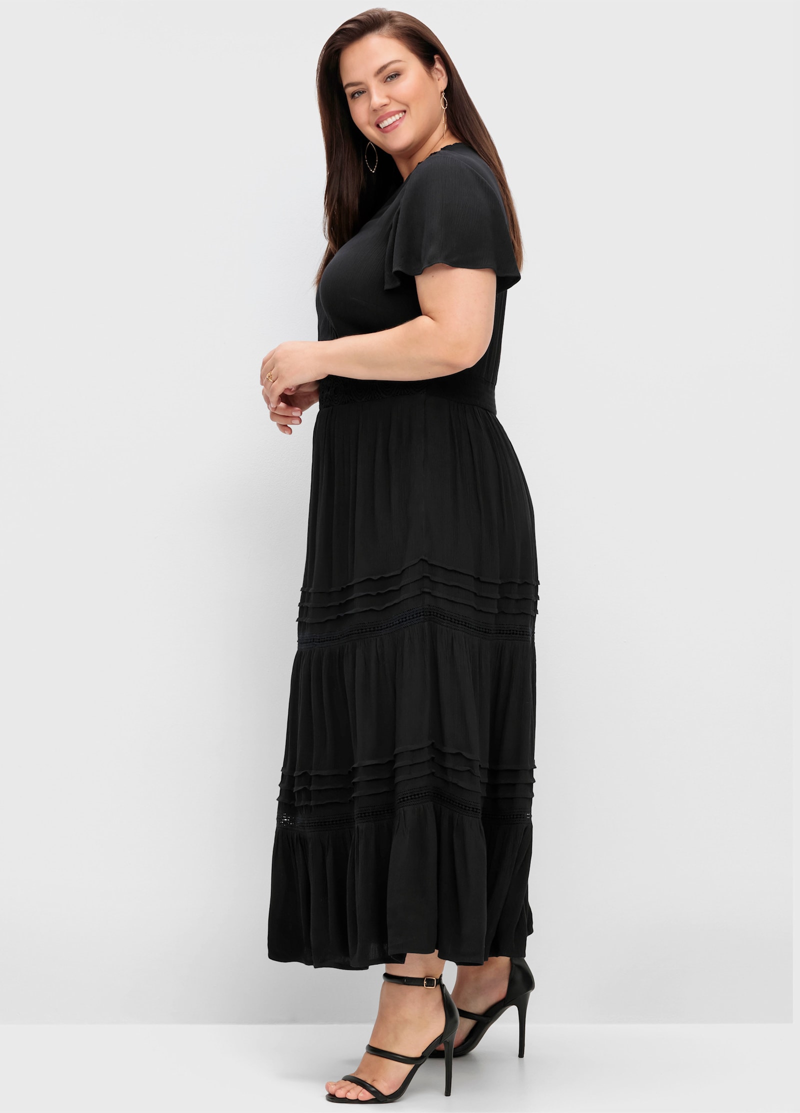 sheego by Joe Browns Maxikleid in Wickeloptik, mit Stufenvolant - schwarz