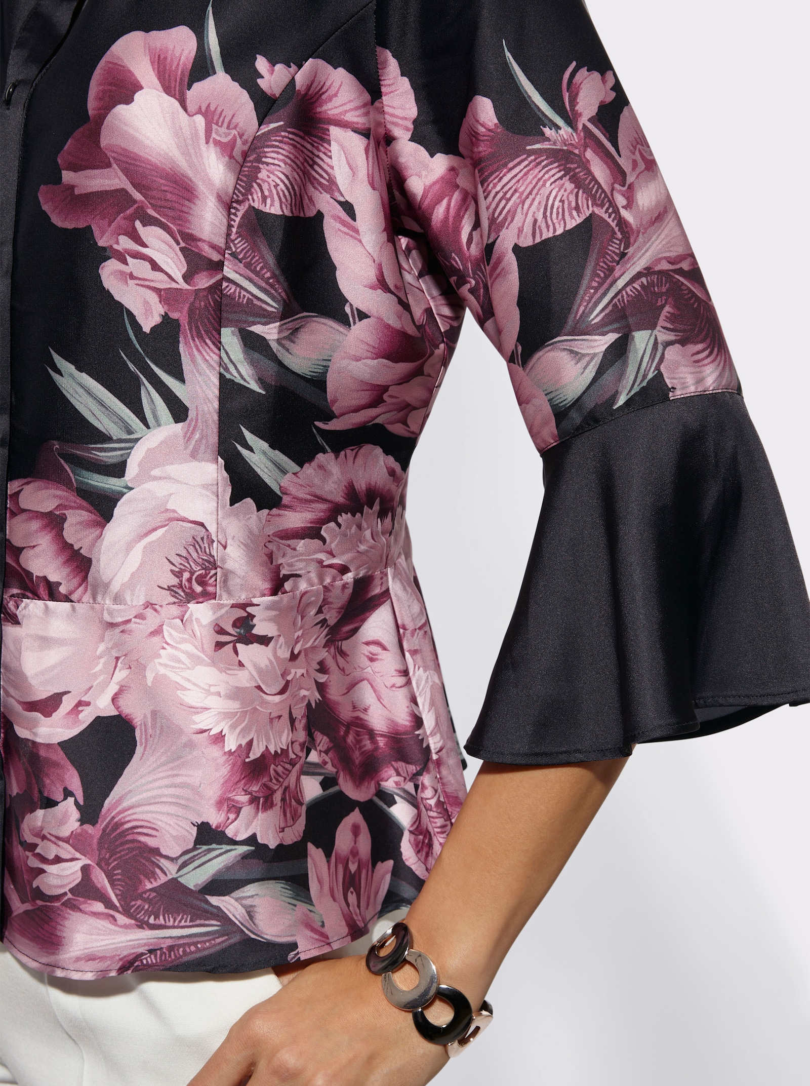 Druckbluse mit Volant-Abschluss - schwarz-hortensie-bedruckt