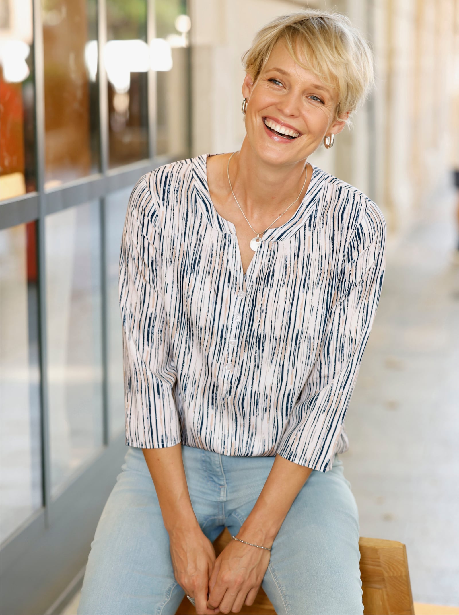 Schlupfbluse im Streifen-Dessin - ecru-dunkelblau-bedruckt