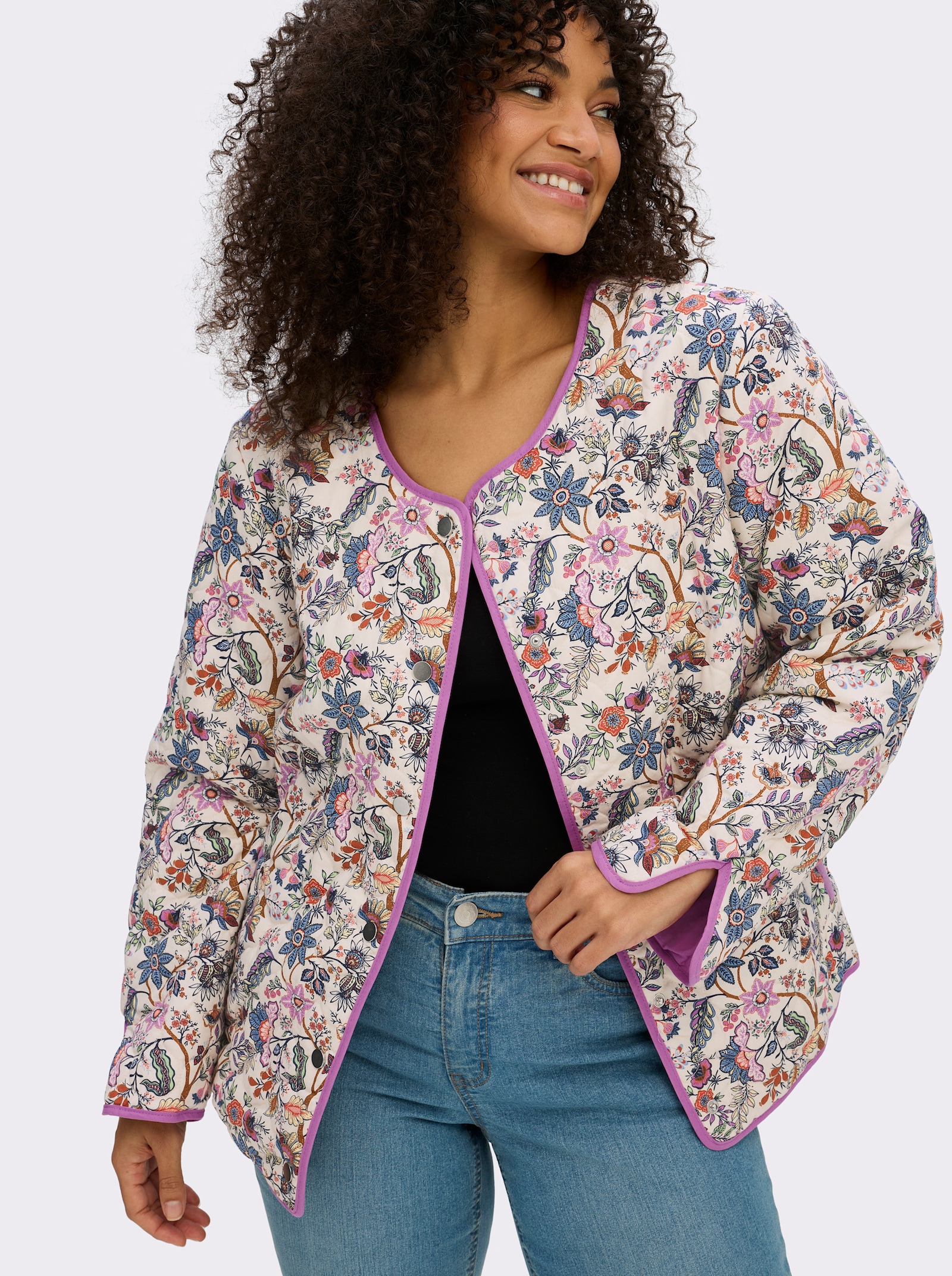 sheego Veste matelassée avec motif floral - couleur ivoire-bleu foncé à motifs