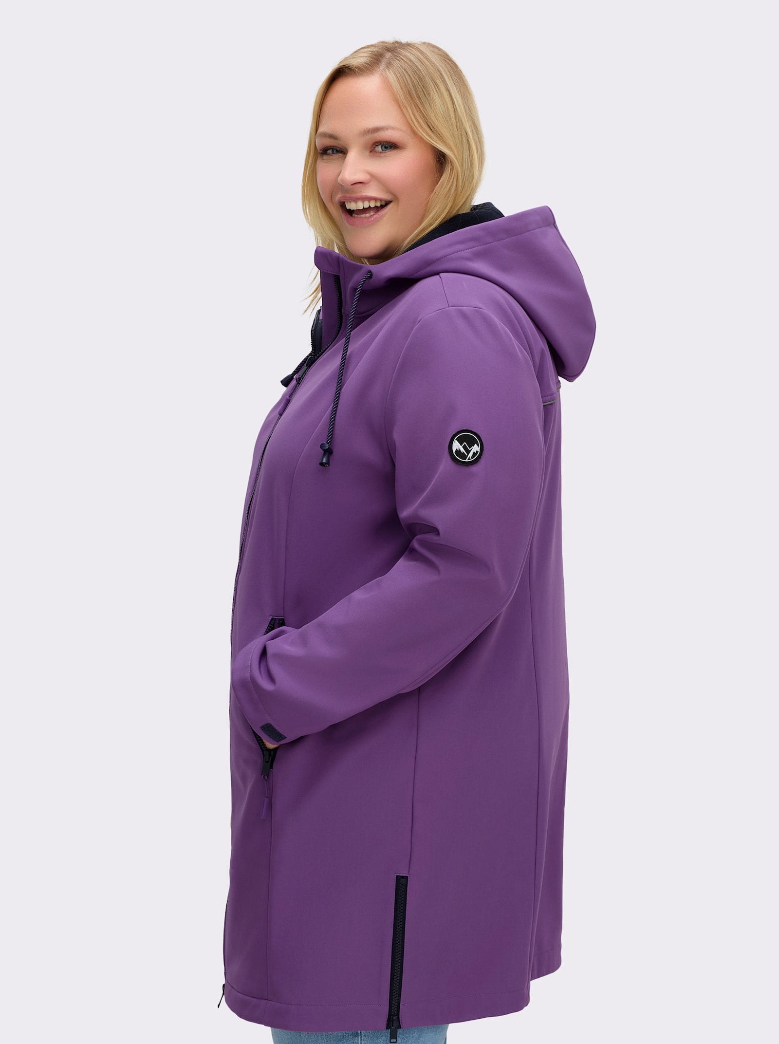 sheego Softshelljacke mit Kapuze und Tunnelzug - lila