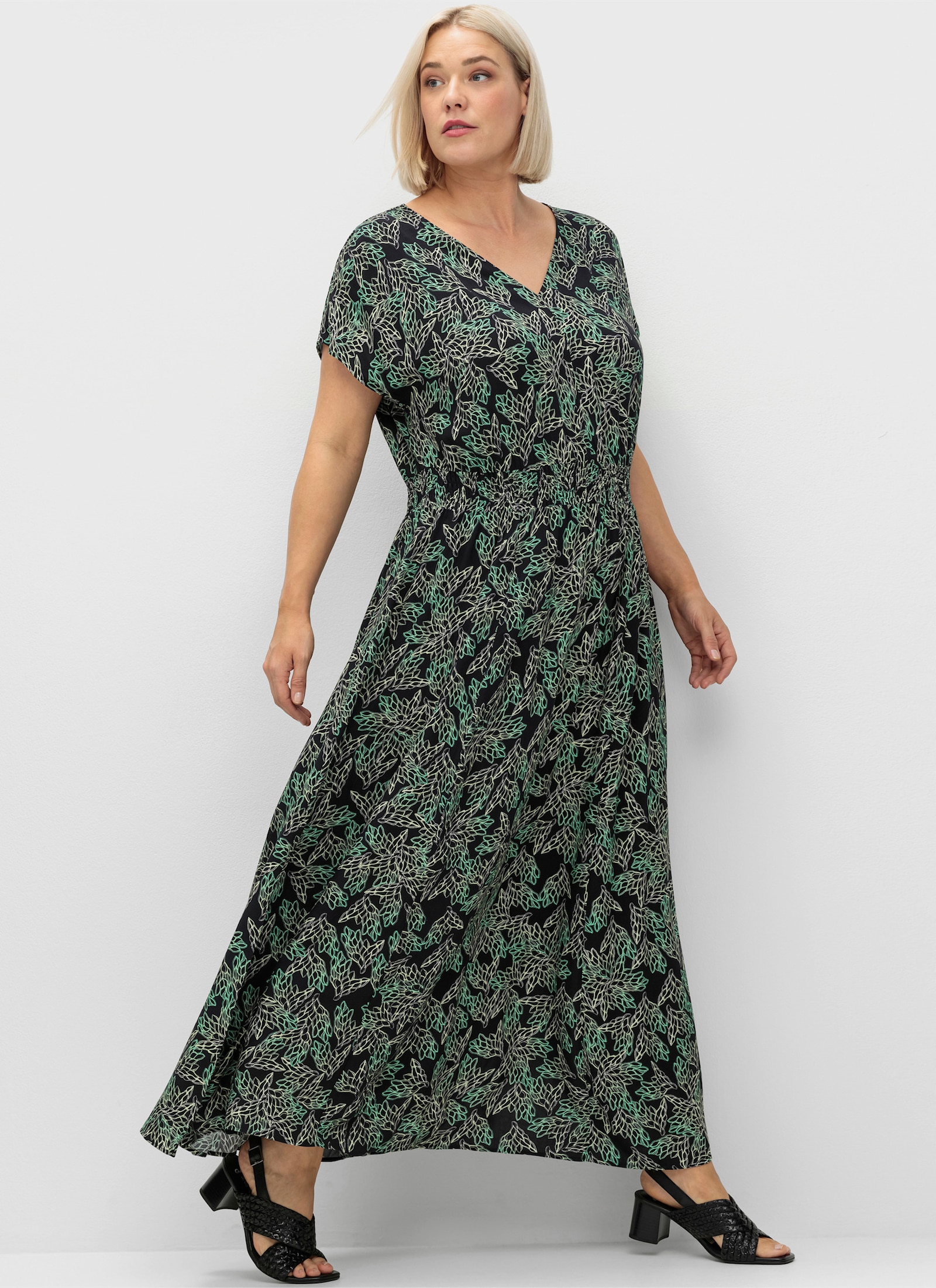 sheego Maxikleid mit Blumendruck und gesmokter Taille - schwarz-grün